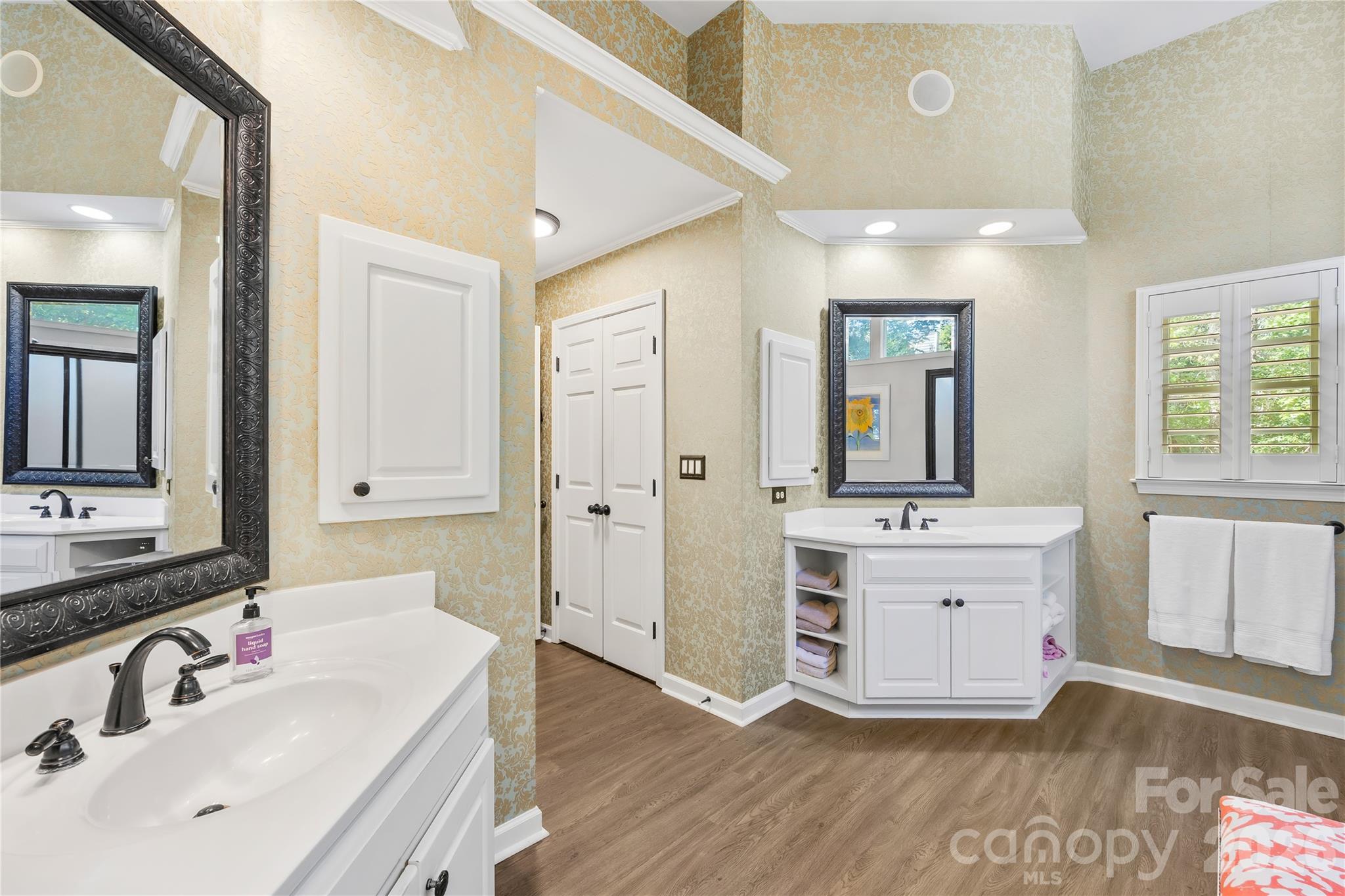Primary ensuite Bathroom with dual vanities - 15728 Delancey Lane, Huntersville