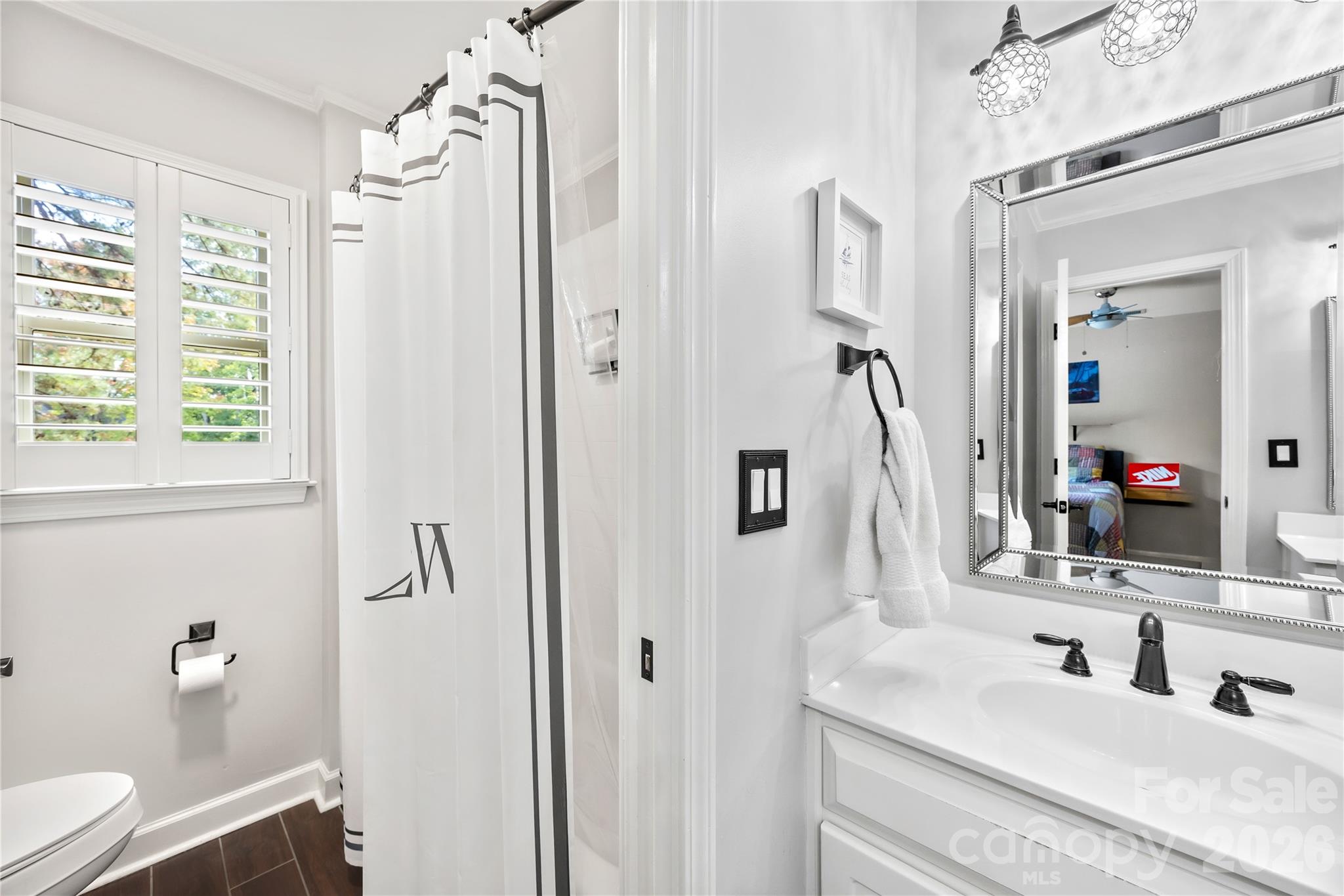 Jack & Jill Bath between secondary bedrooms - 15728 Delancey Lane, Huntersville