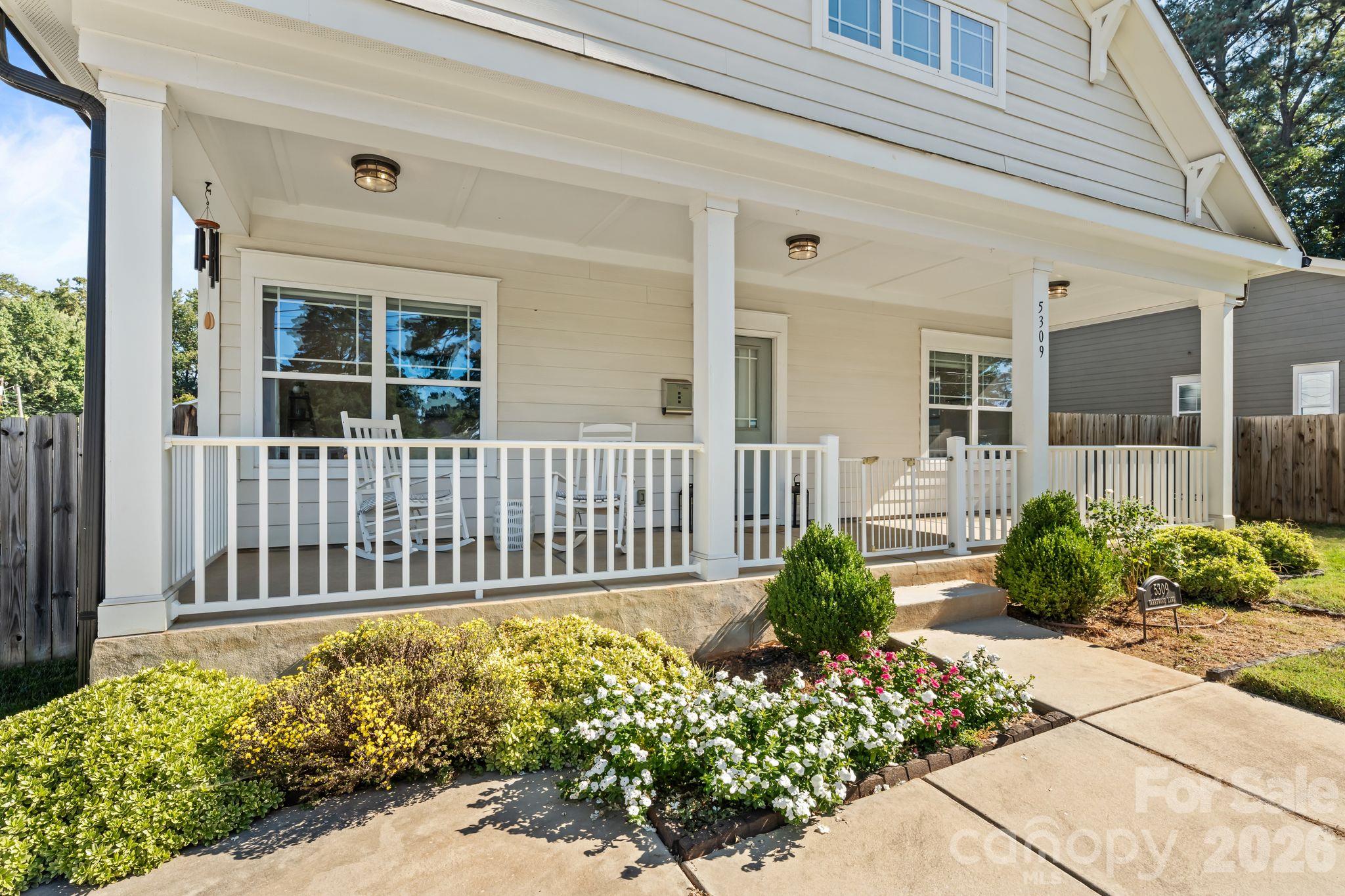 Single Family Residence at 5309 Tarrywood Lane, Charlotte, photo 2 of 22
