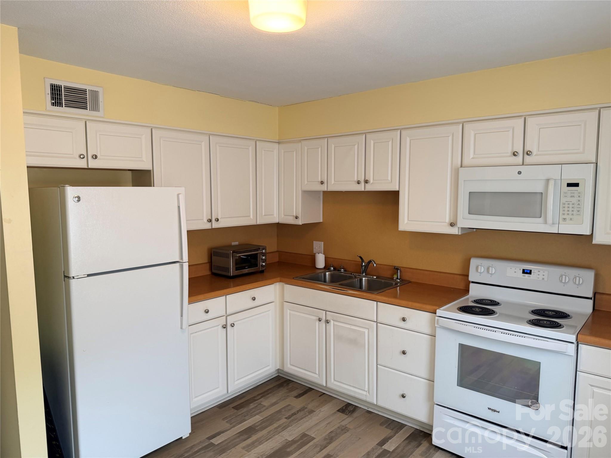 Condominium at 1300 Larchmont Place, Salisbury, photo 14 of 16