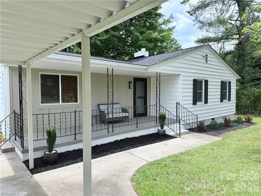 Single Family Residence at 323 Western Boulevard, Lexington, photo 3 of 21