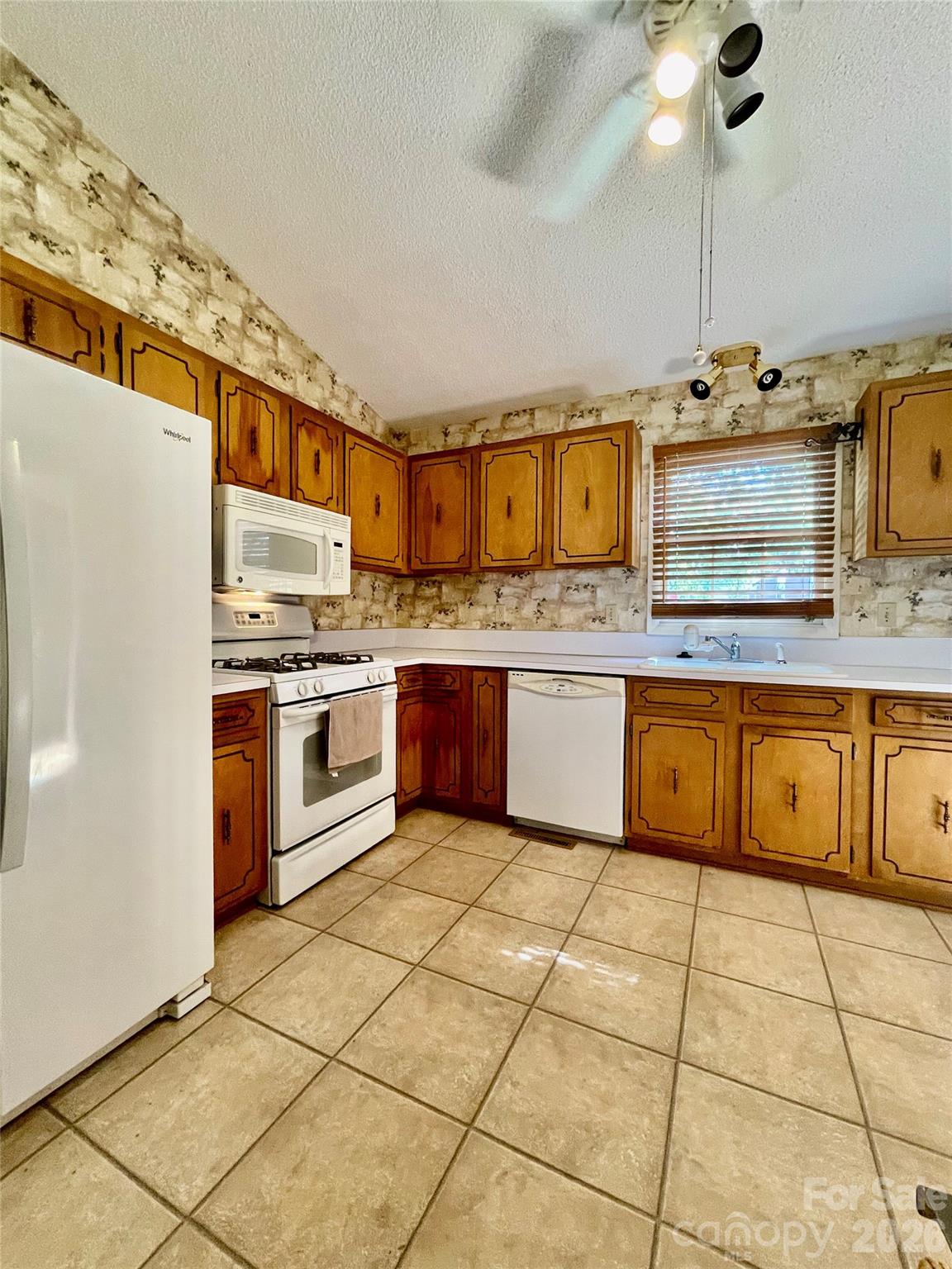 Condominium at 1300 Larchmont Place, Salisbury, photo 9 of 23