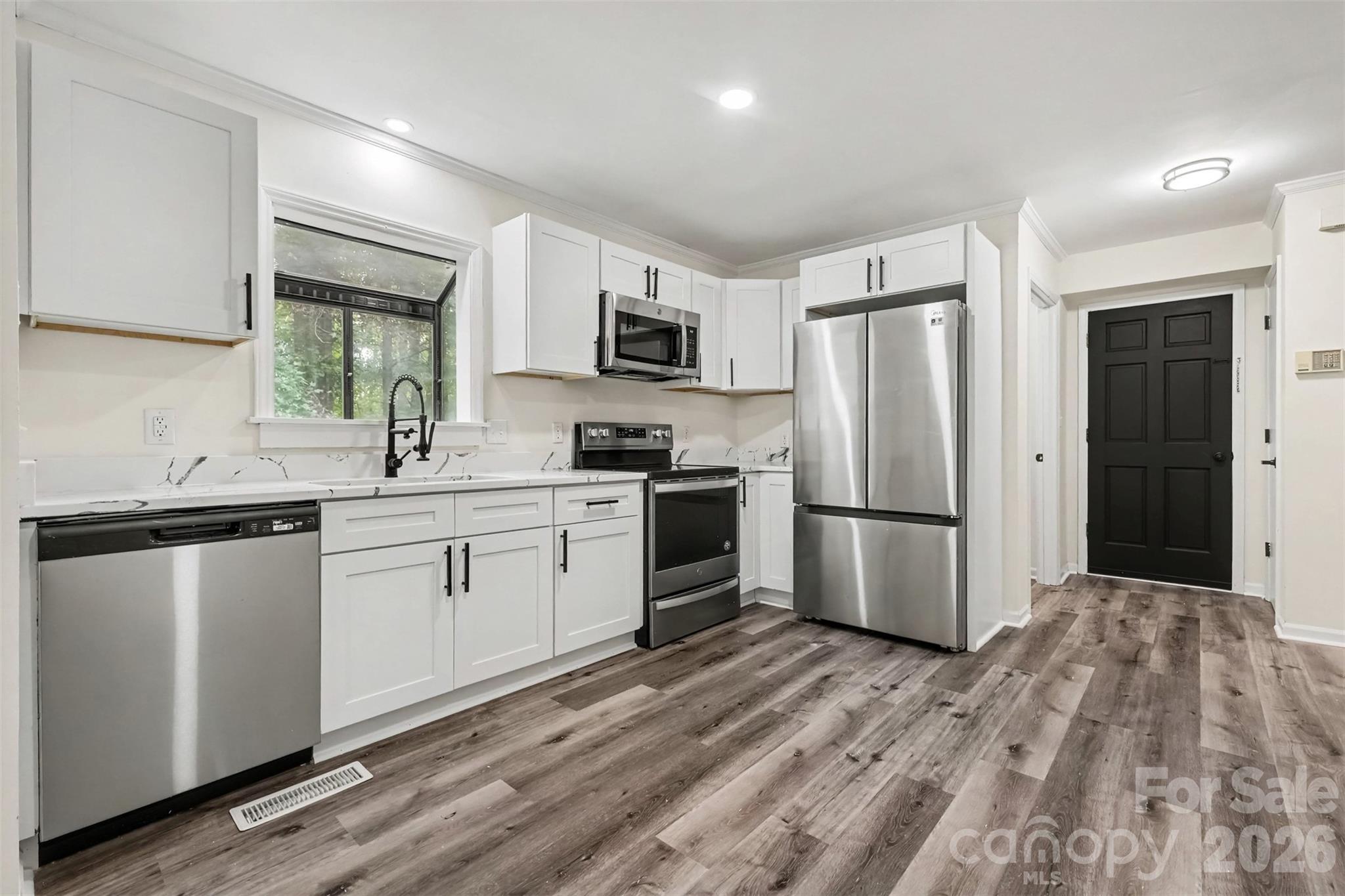 Single Family Residence at 6524 Pine Forest Drive, York, photo 5 of 36