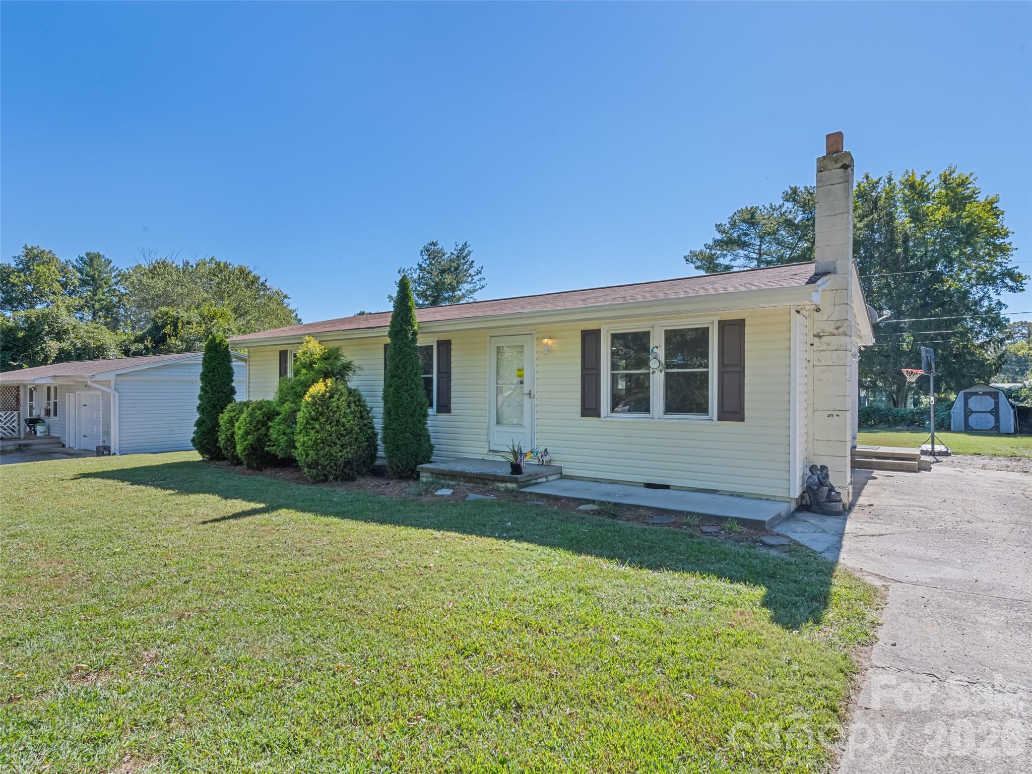 Single Family Residence at 1188 Eastbrook Drive, Hendersonville, photo 2 of 22