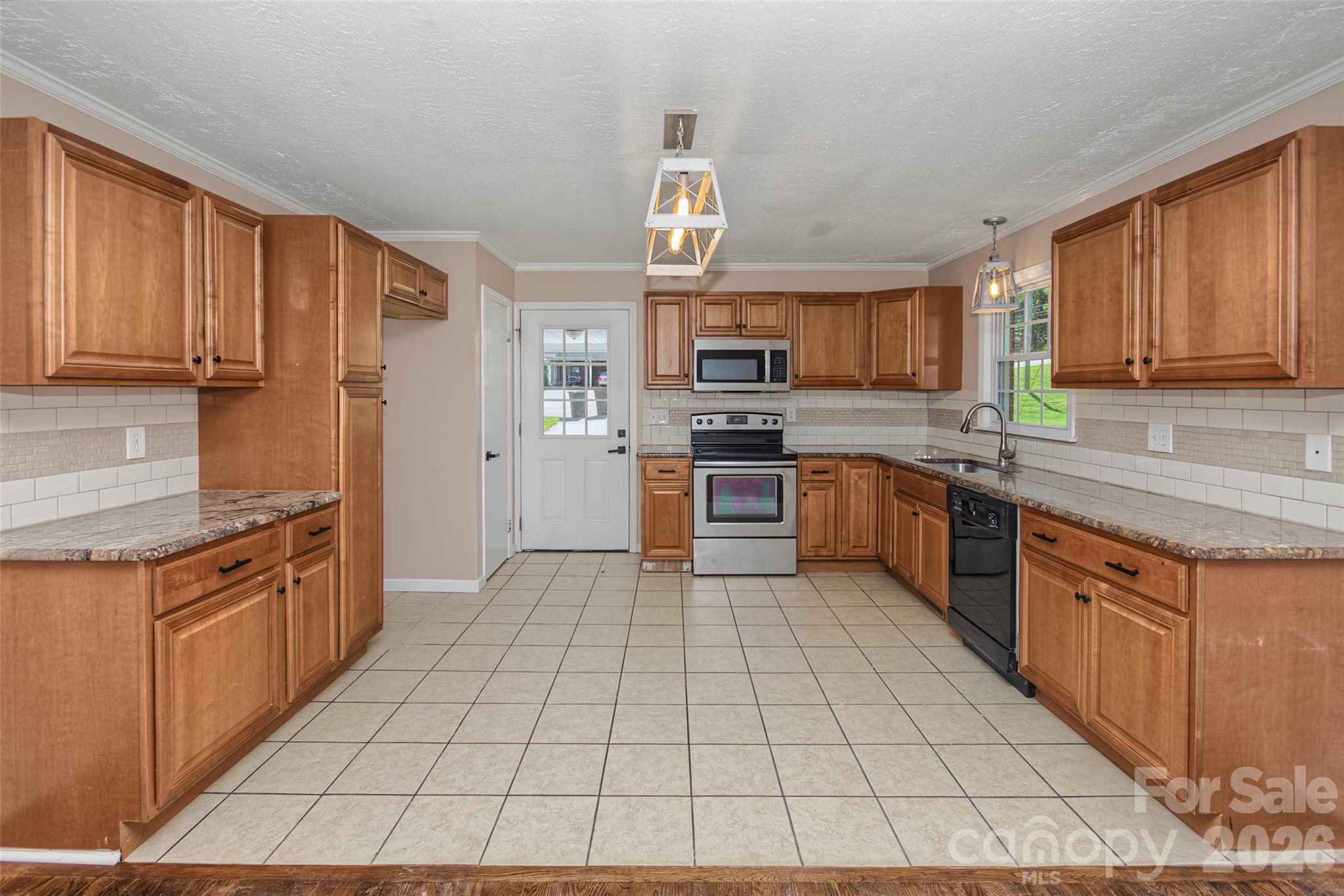 Single Family Residence at 517 N Carolina Avenue, Statesville, photo 4 of 18