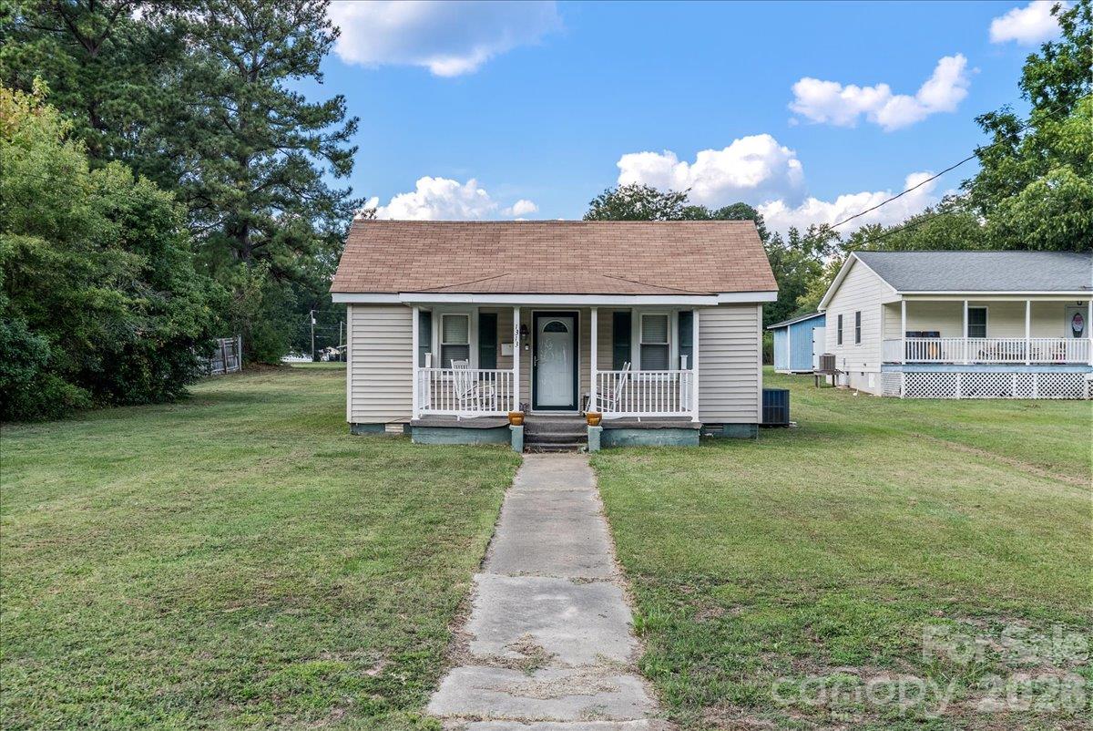 Single Family Residence at 1313 Carolina Avenue, Roanoke Rapids, photo 2 of 28