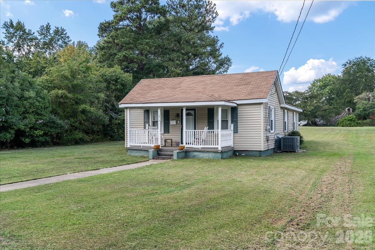 Single Family Residence at 1313 Carolina Avenue, Roanoke Rapids, photo 3 of 28
