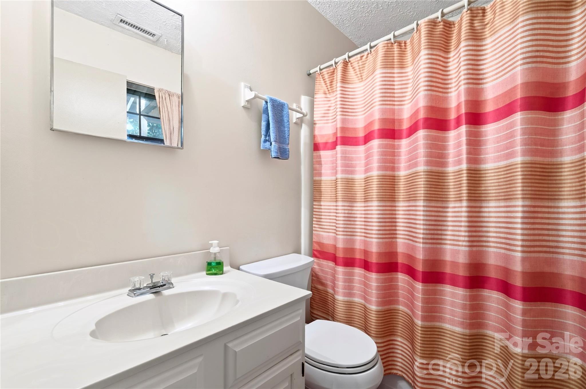 Bathroom - 112 Rhododendron Avenue, Black Mountain