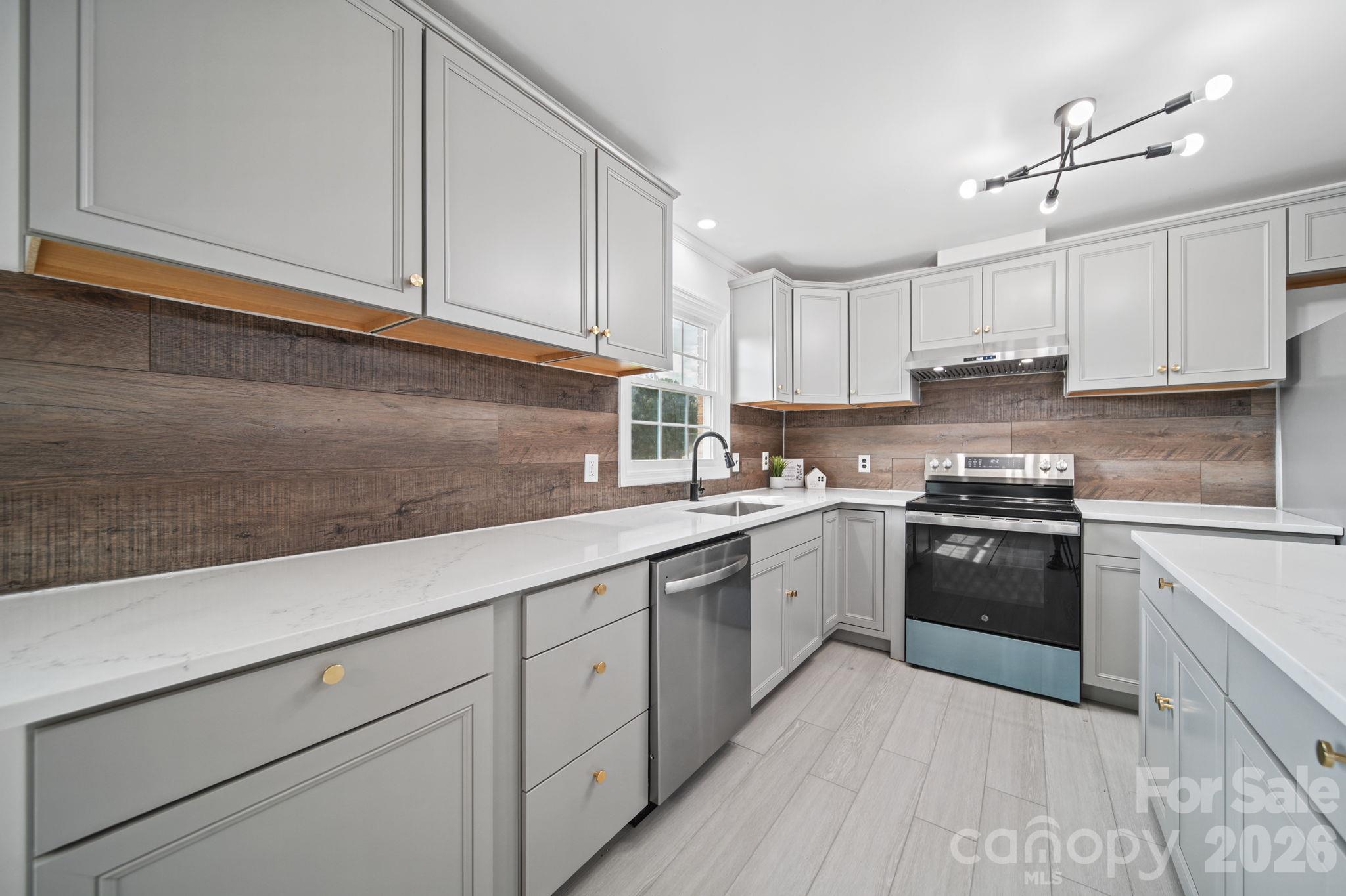 Single Family Residence at 109 Colonial Drive, Kings Mountain, photo 9 of 25
