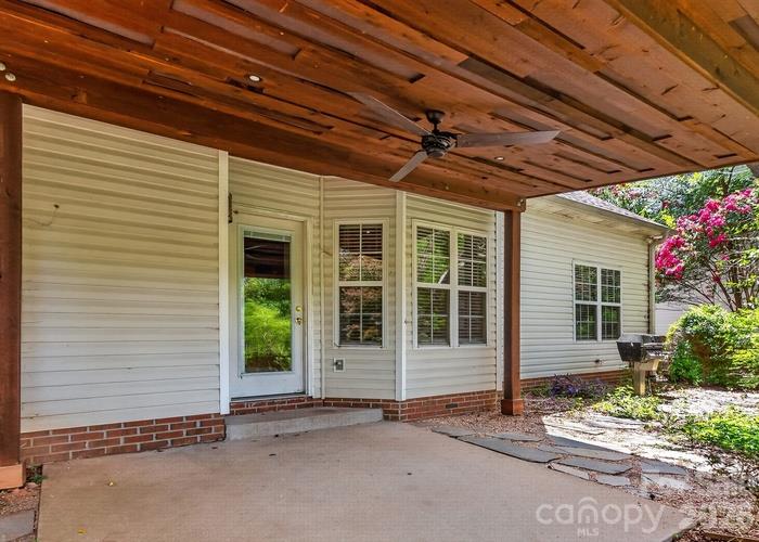 Single Family Residence at 1021 Stinson Glen Lane, Charlotte, photo 2 of 20