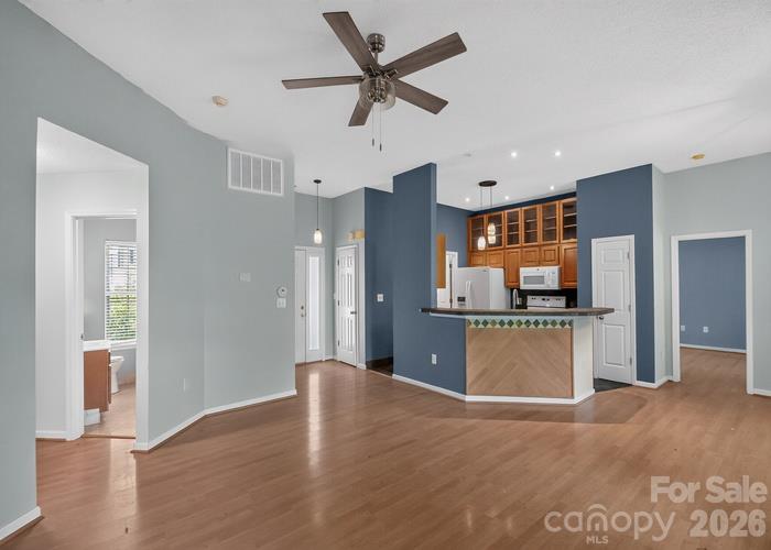Single Family Residence at 1021 Stinson Glen Lane, Charlotte, photo 4 of 20
