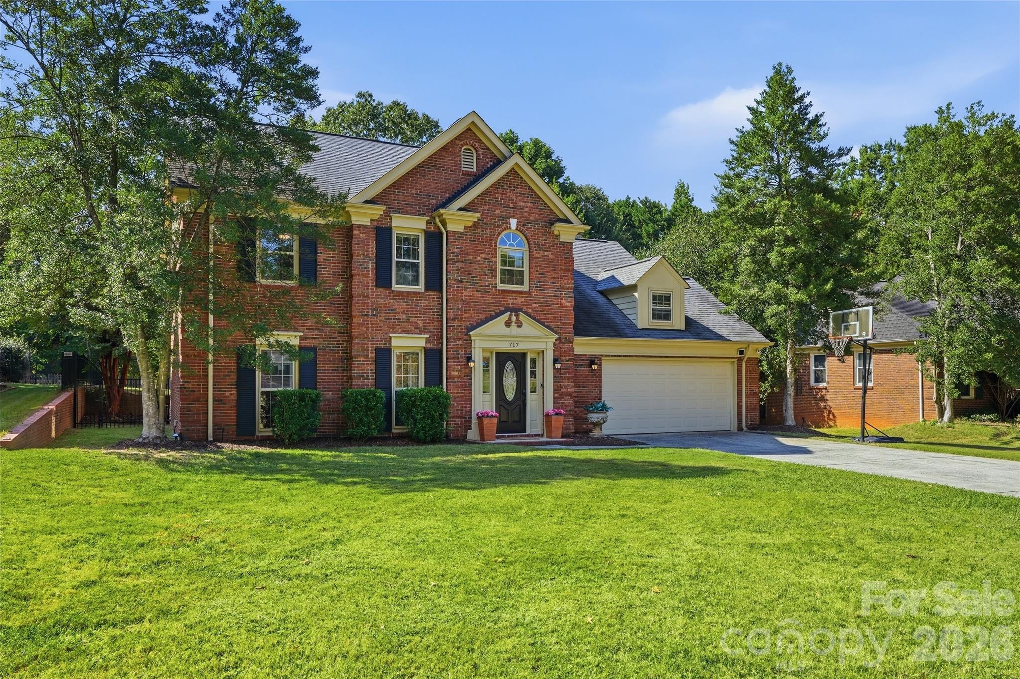 Large flat front yard with long driveway to host several vehicles - 717 Fredricksburg Road, Matthews