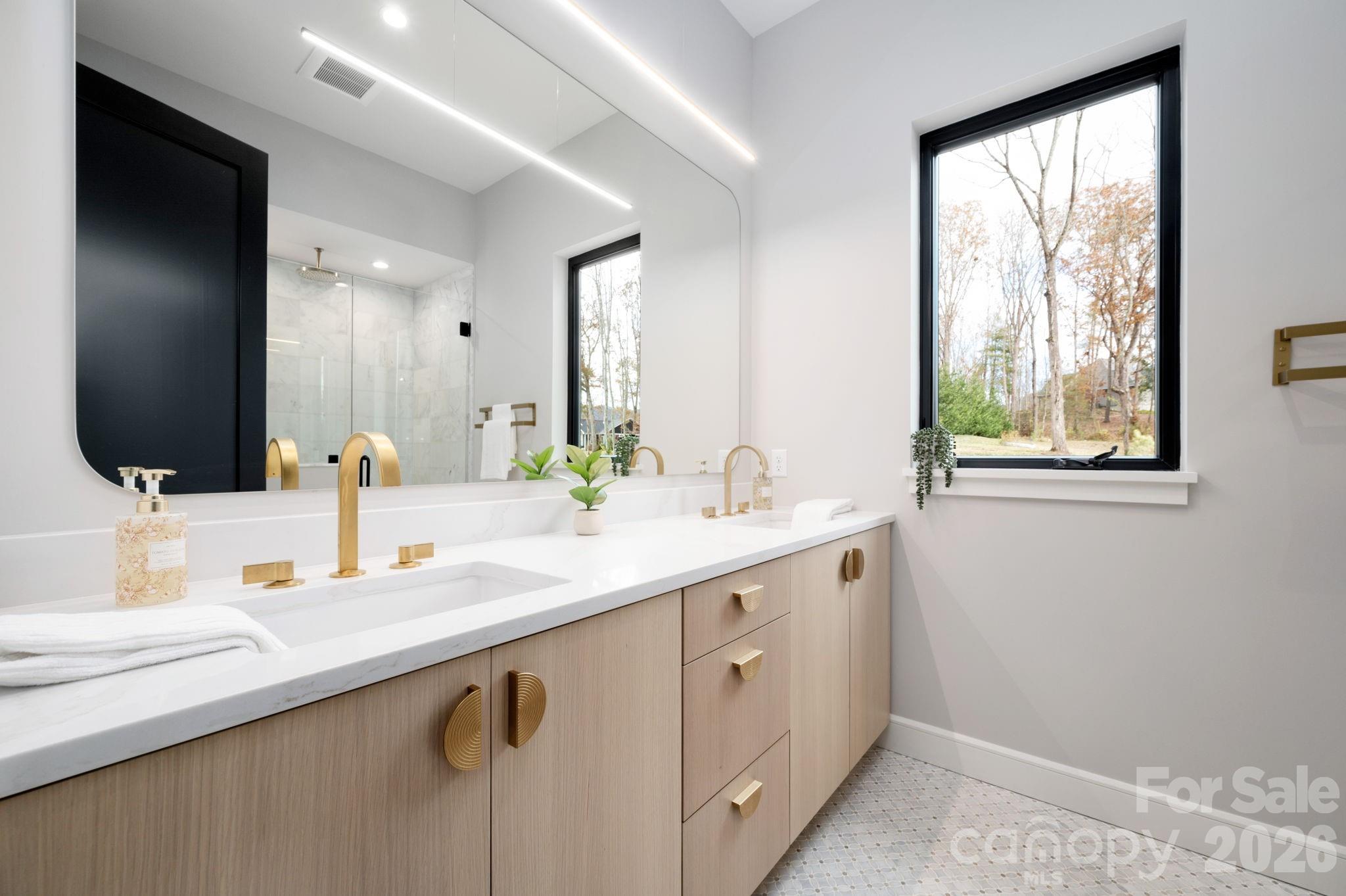 Primary Ensuite Bath with Custom Spa-like Finishes - 25 Ted Linn Drive, Fairview