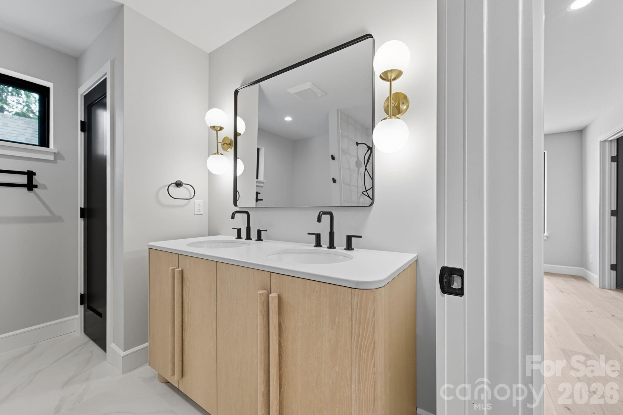 Gorgeous Upper Level Full Bathroom - 25 Ted Linn Drive, Fairview