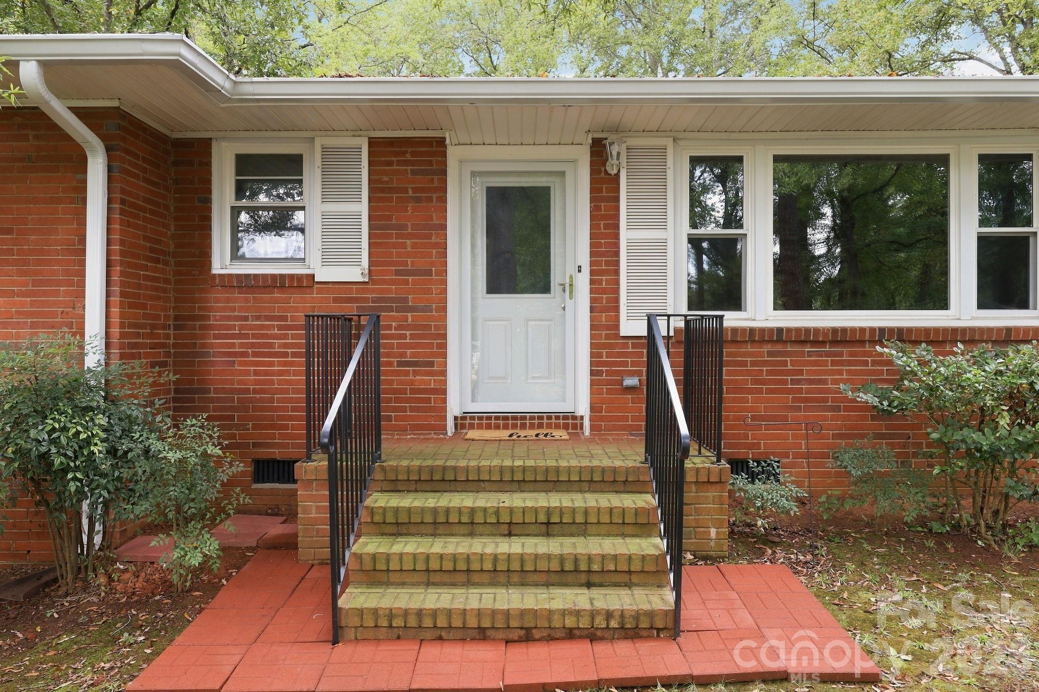 Single Family Residence at 7029 Linda Lake Drive, Charlotte, photo 4 of 33