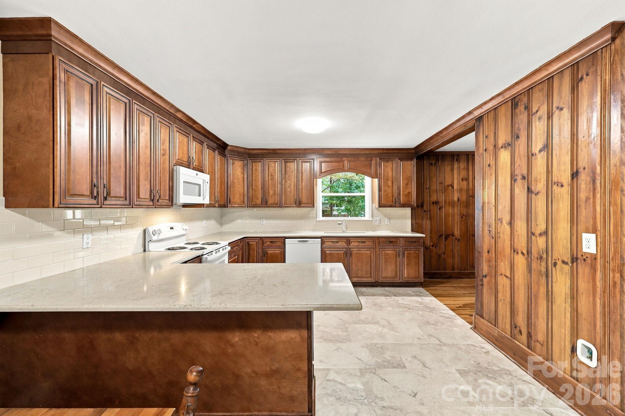 Single Family Residence at 7029 Linda Lake Drive, Charlotte, photo 11 of 33