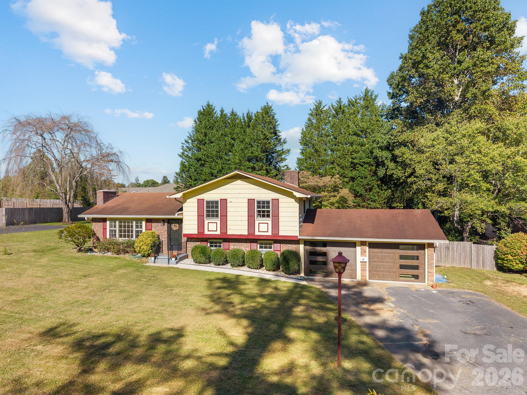 Single Family Residence at 87 Underhill Road, Hendersonville, photo 8 of 48