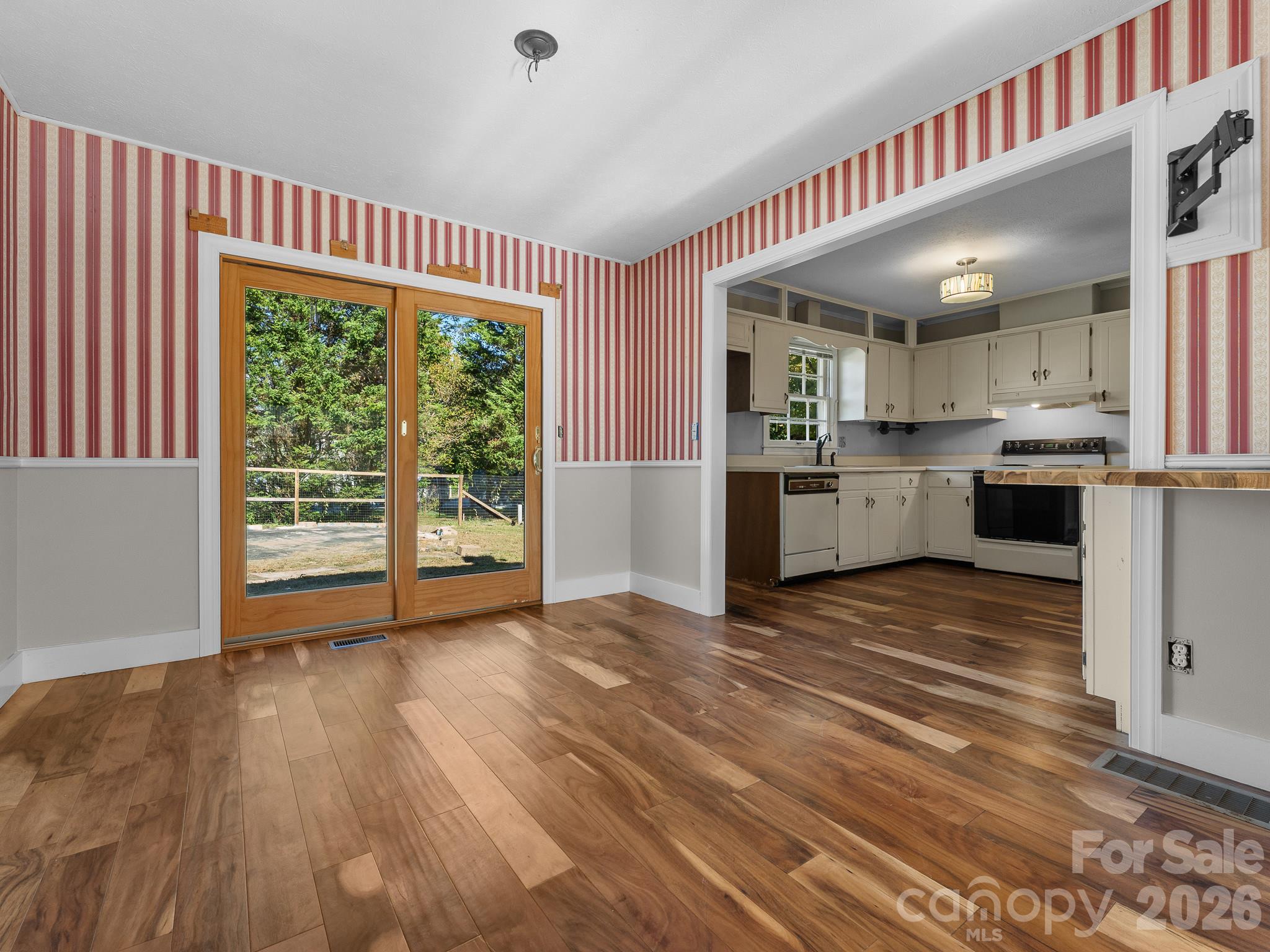 Single Family Residence at 87 Underhill Road, Hendersonville, photo 14 of 48