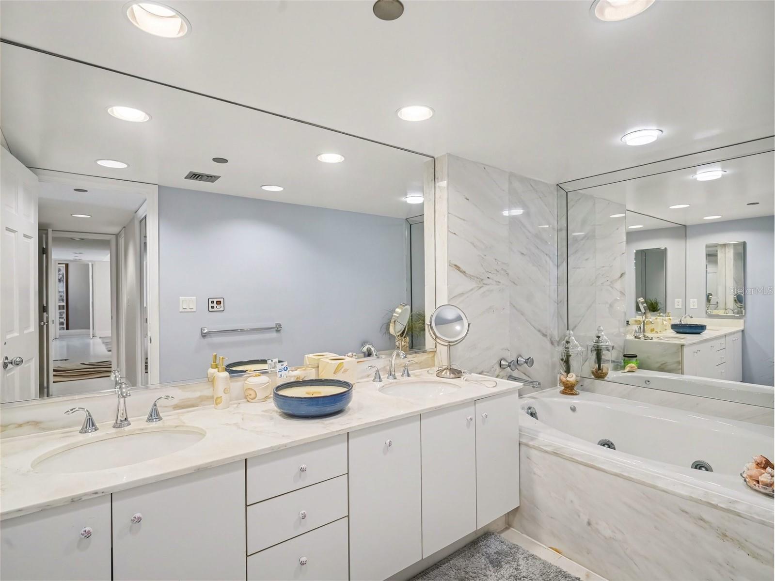 Primary Bath with Whirpool Tub - 775 LONGBOAT CLUB RD #401, LONGBOAT KEY