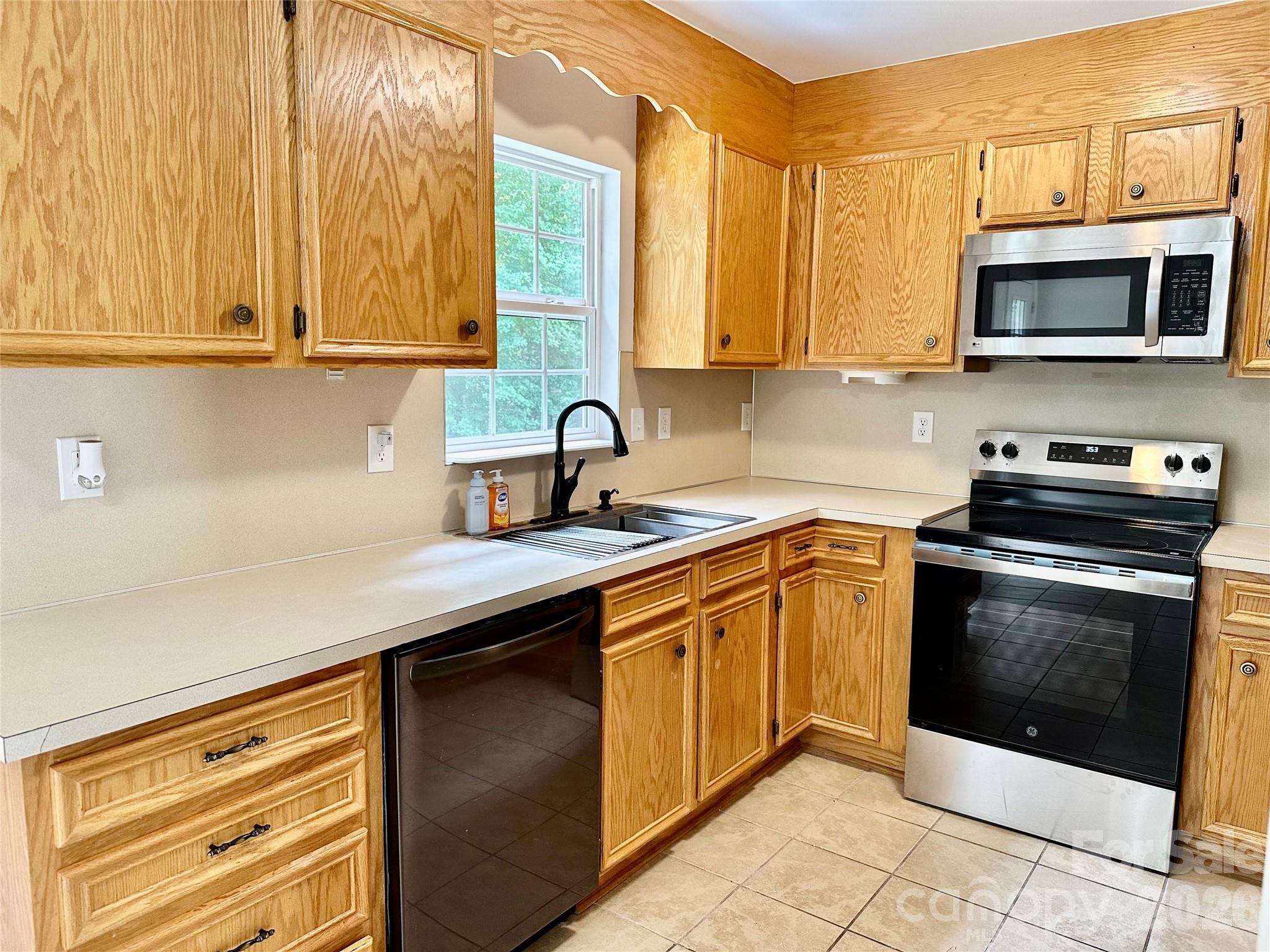 Single Family Residence at 111 Dundee Court, Maiden, photo 15 of 41