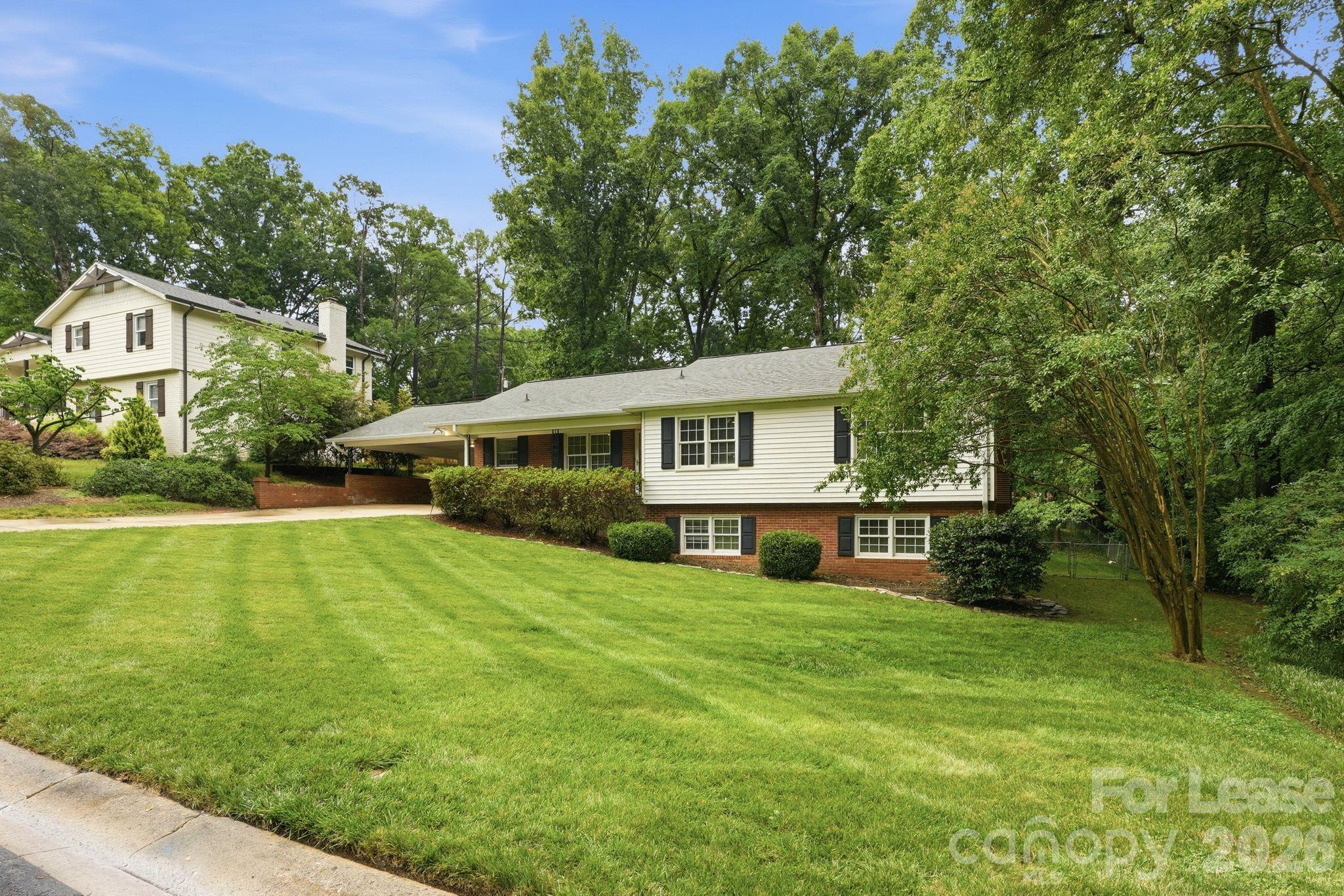 Single Family Residence at 926 Shady Bluff Drive, Charlotte, photo 2 of 34