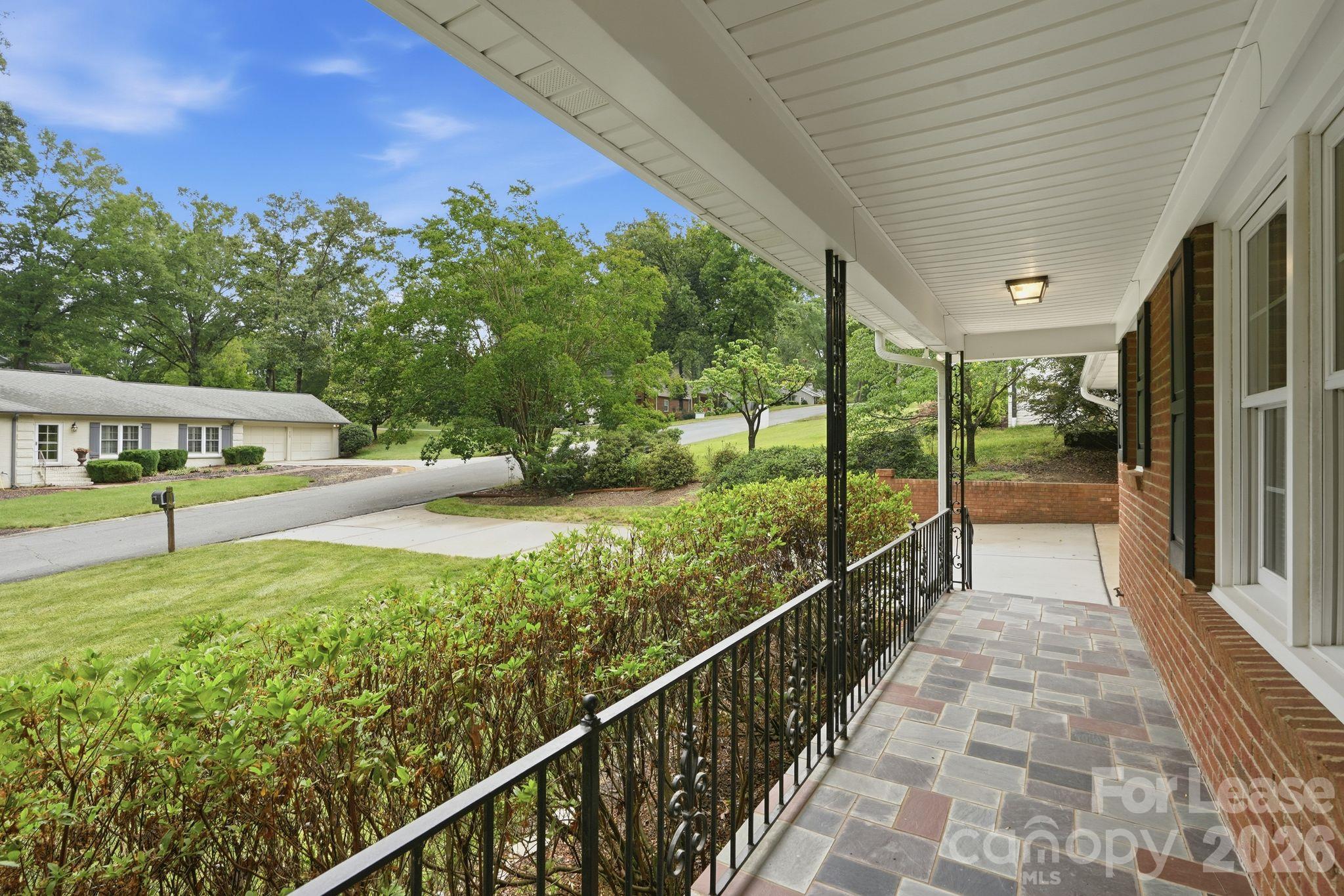Single Family Residence at 926 Shady Bluff Drive, Charlotte, photo 3 of 34