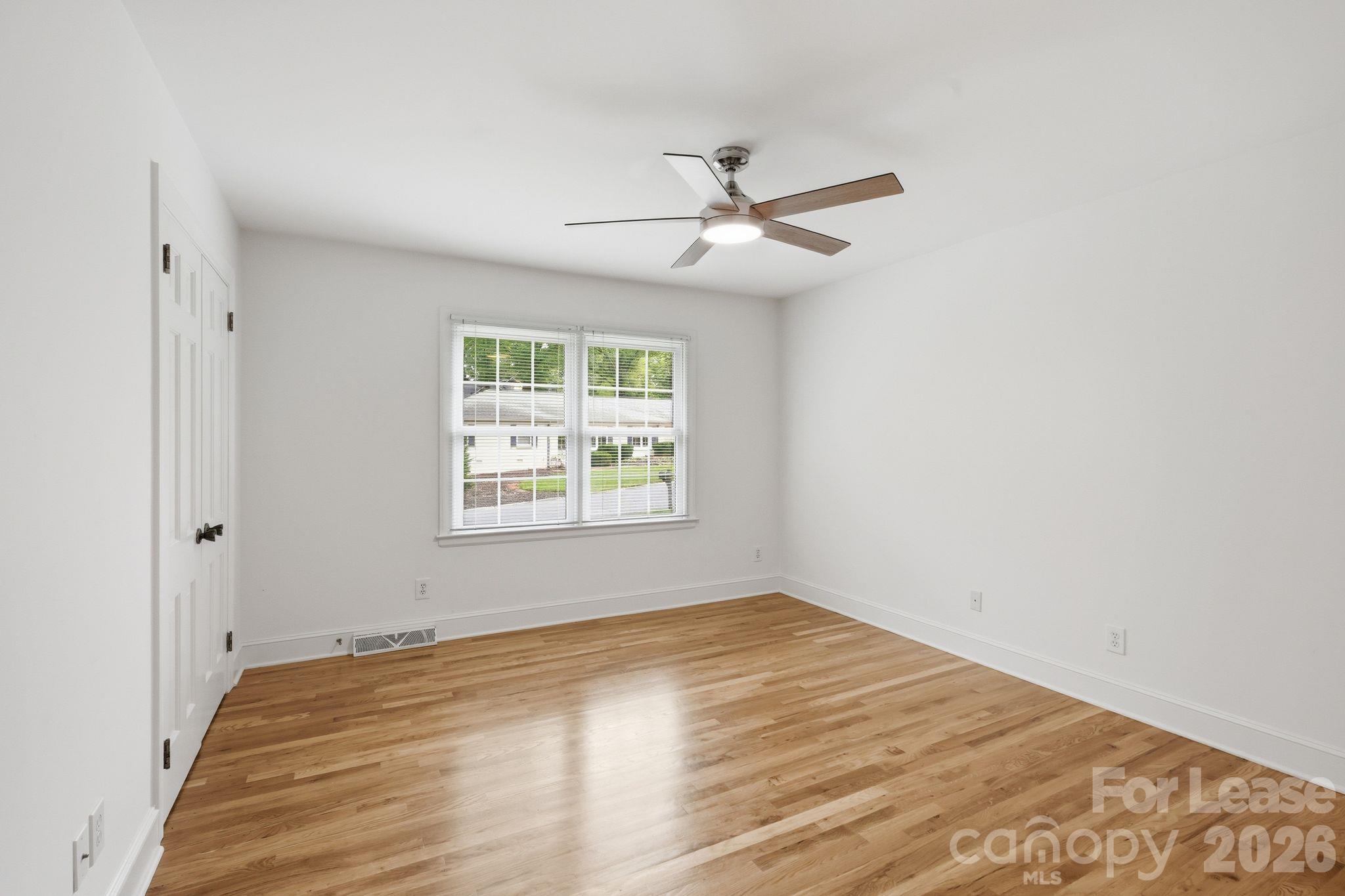 Single Family Residence at 926 Shady Bluff Drive, Charlotte, photo 14 of 34