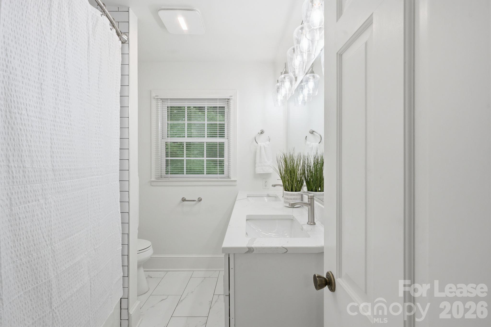 Single Family Residence at 926 Shady Bluff Drive, Charlotte, photo 15 of 34