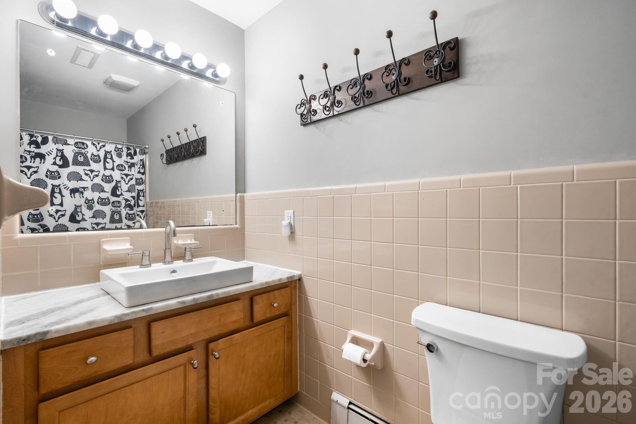 Hall Bath - 267 25th Avenue NW, Hickory