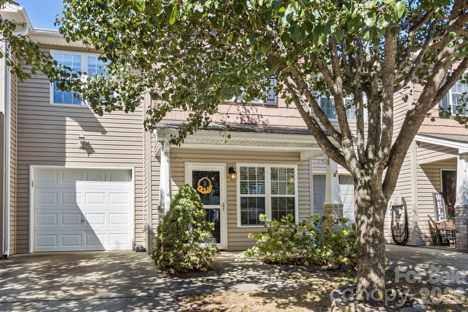 One car garage with easy access - 5 Lilac Fields Way, Arden