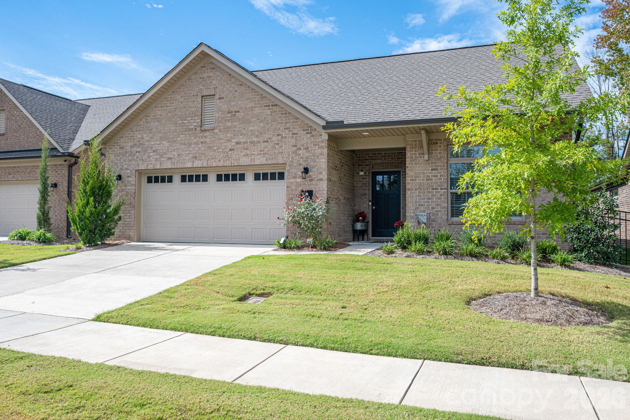 Single Family Residence at 314 Lifestyle Court, Gastonia, photo 2 of 39