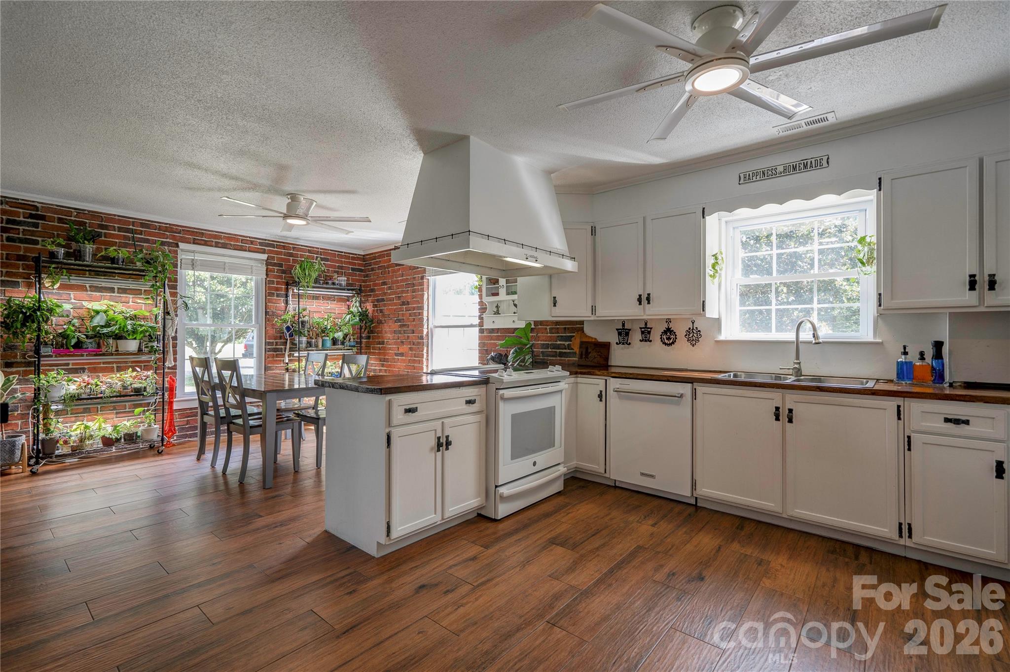 Kitchen - 129 Church View Drive, Lawndale