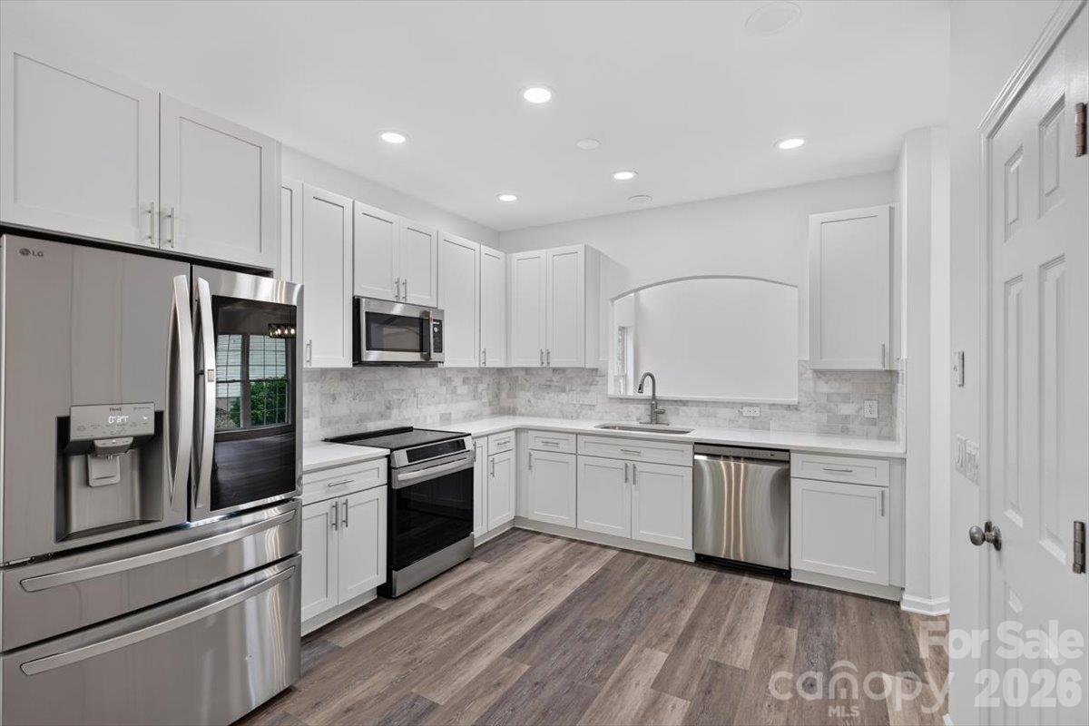 Single Family Residence at 2536 Thornfield Road, Charlotte, photo 3 of 39