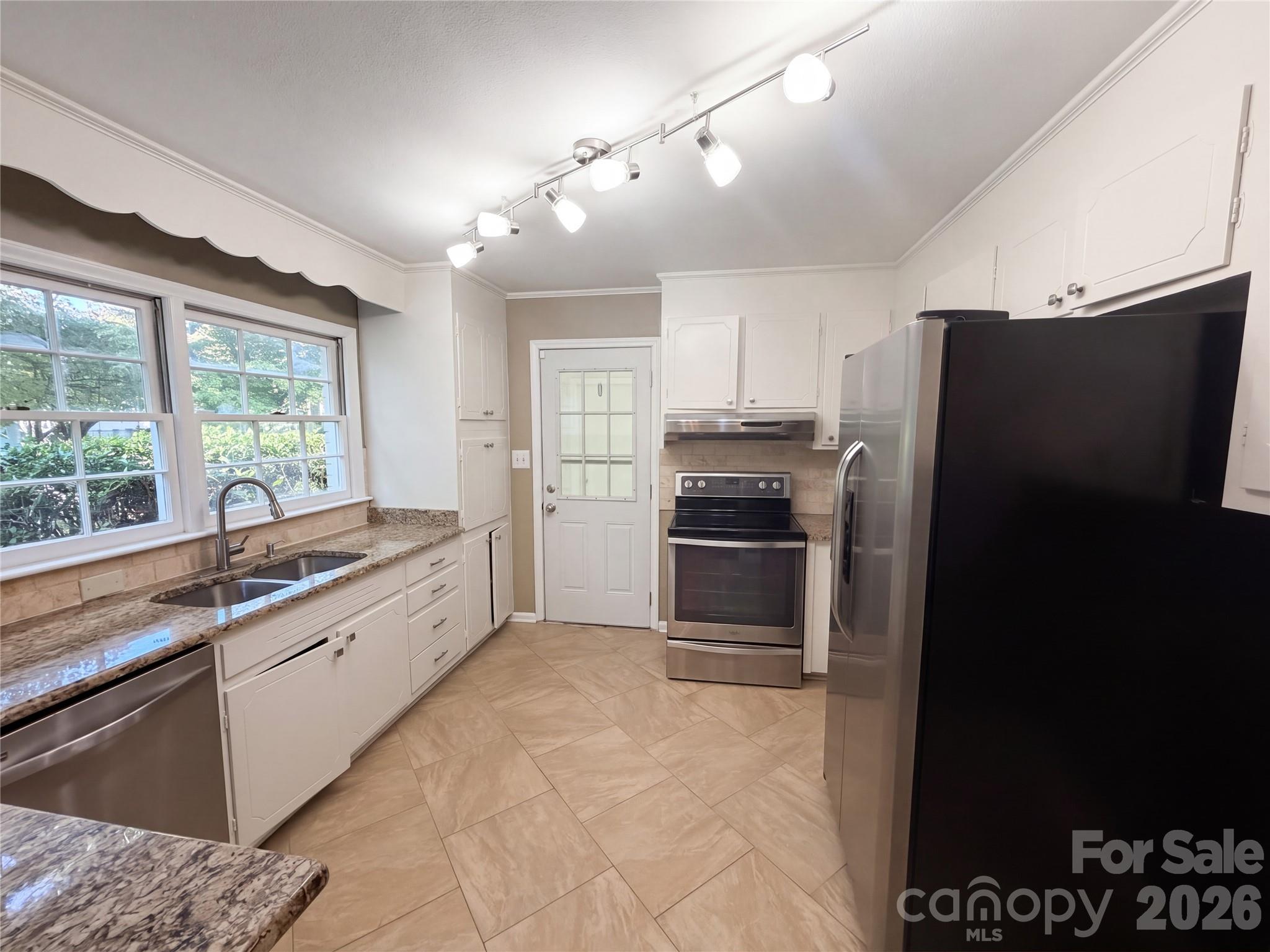 Single Family Residence at 3309 Gardner Park Drive, Gastonia, photo 7 of 16