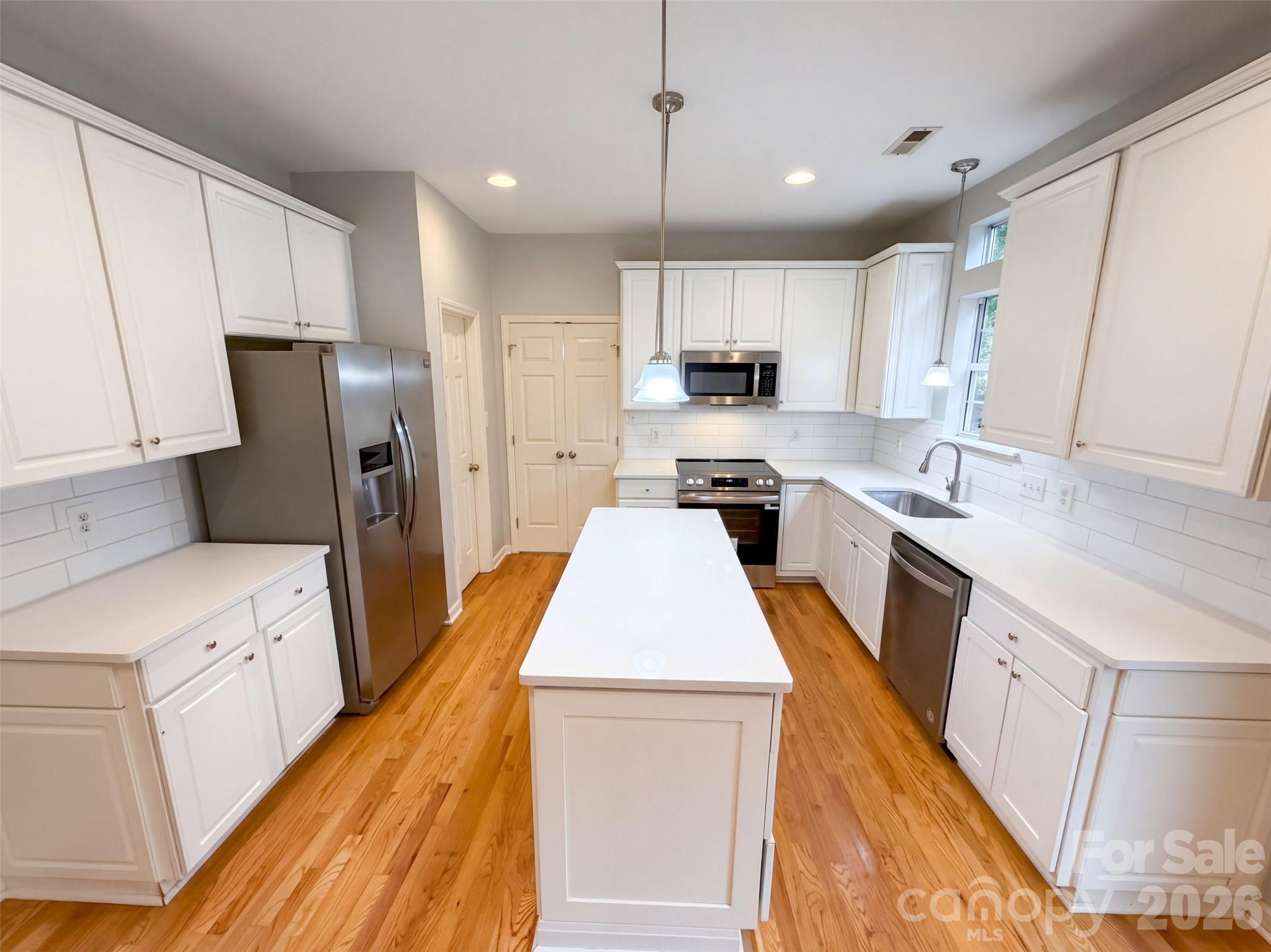 Single Family Residence at 6306 Oxwynn Lane, Charlotte, photo 6 of 36
