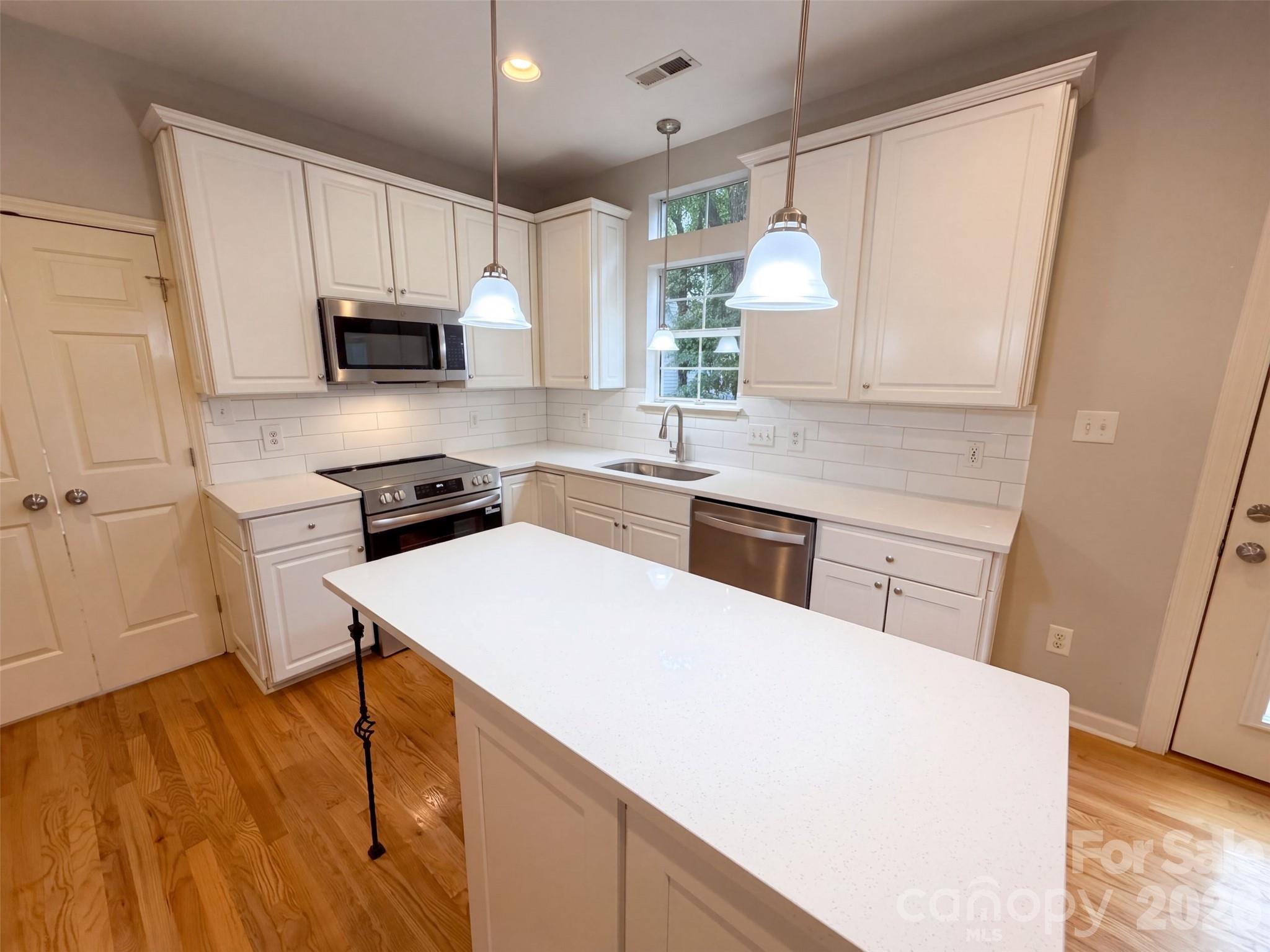 Single Family Residence at 6306 Oxwynn Lane, Charlotte, photo 8 of 36