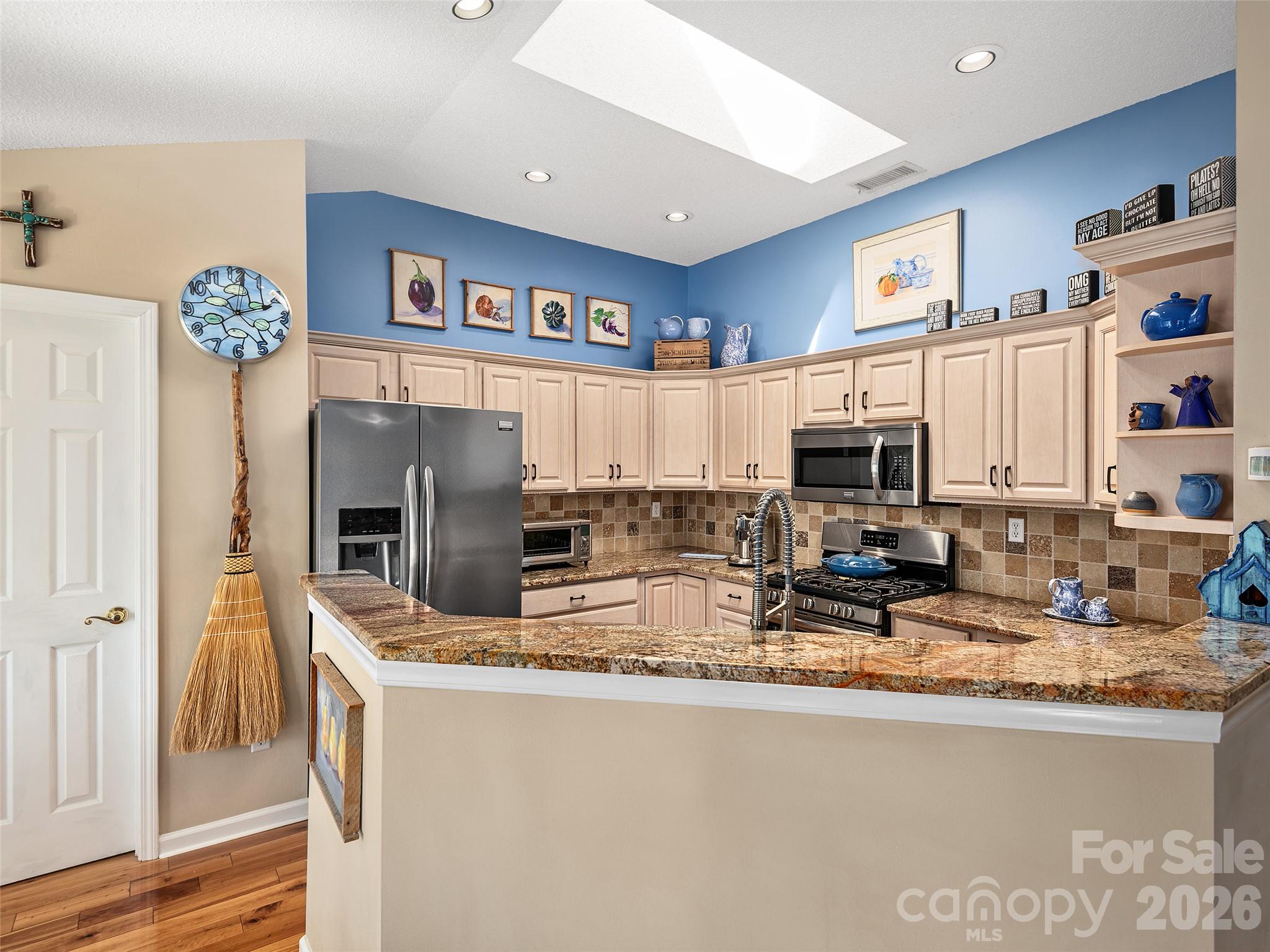 Kitchen with Gas Range - 23 Old Applewood Lane, Hendersonville
