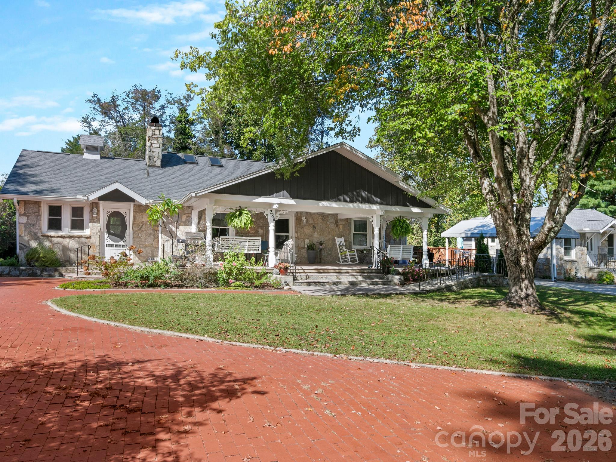 Single Family Residence at 389 Courtland Boulevard, Hendersonville, photo 2 of 47