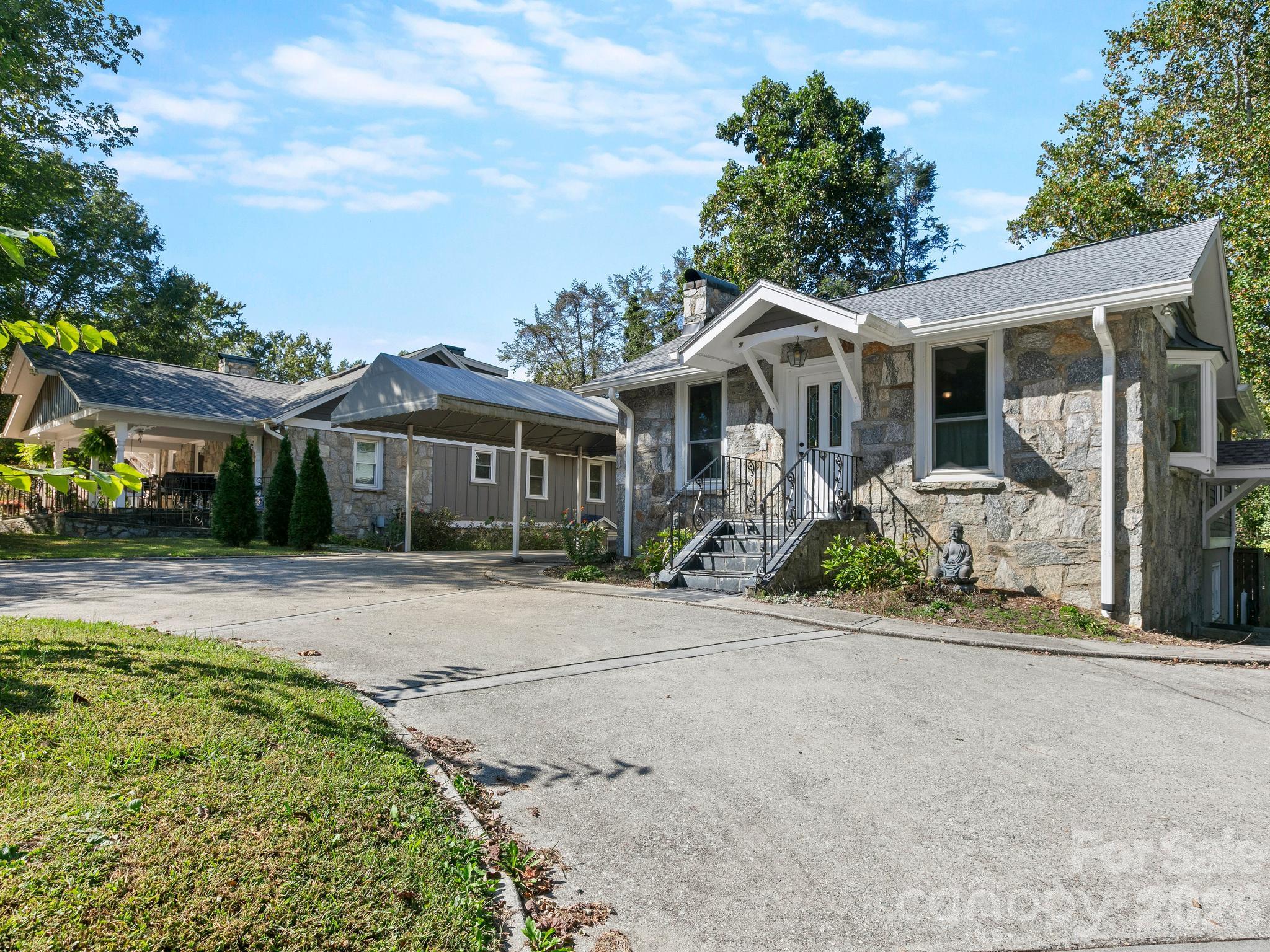Single Family Residence at 389 Courtland Boulevard, Hendersonville, photo 5 of 47
