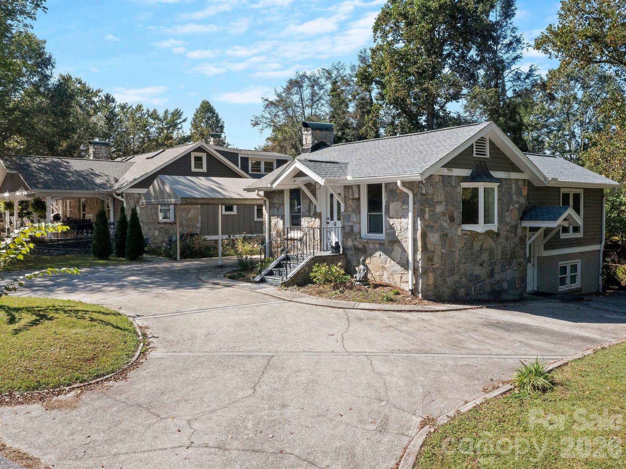 Single Family Residence at 389 Courtland Boulevard, Hendersonville, photo 6 of 47