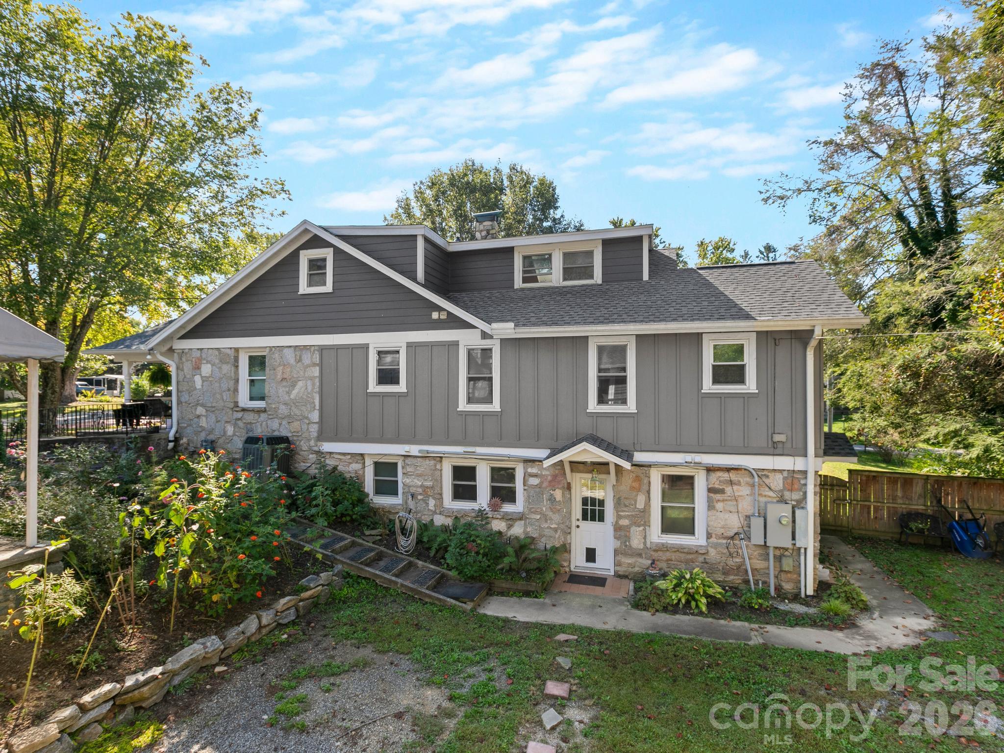 Single Family Residence at 389 Courtland Boulevard, Hendersonville, photo 33 of 47