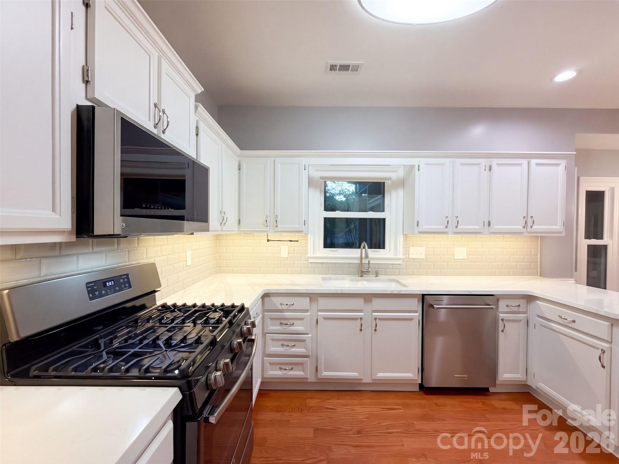 Single Family Residence at 2315 Heathershire Lane, Matthews, photo 8 of 28