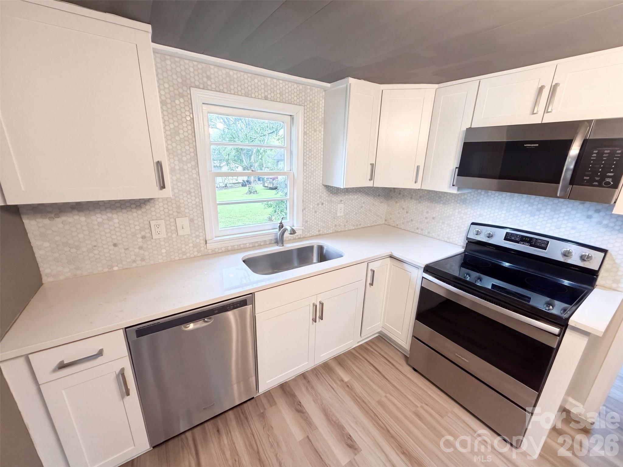 Single Family Residence at 103 Southside Circle, Lancaster, photo 7 of 11
