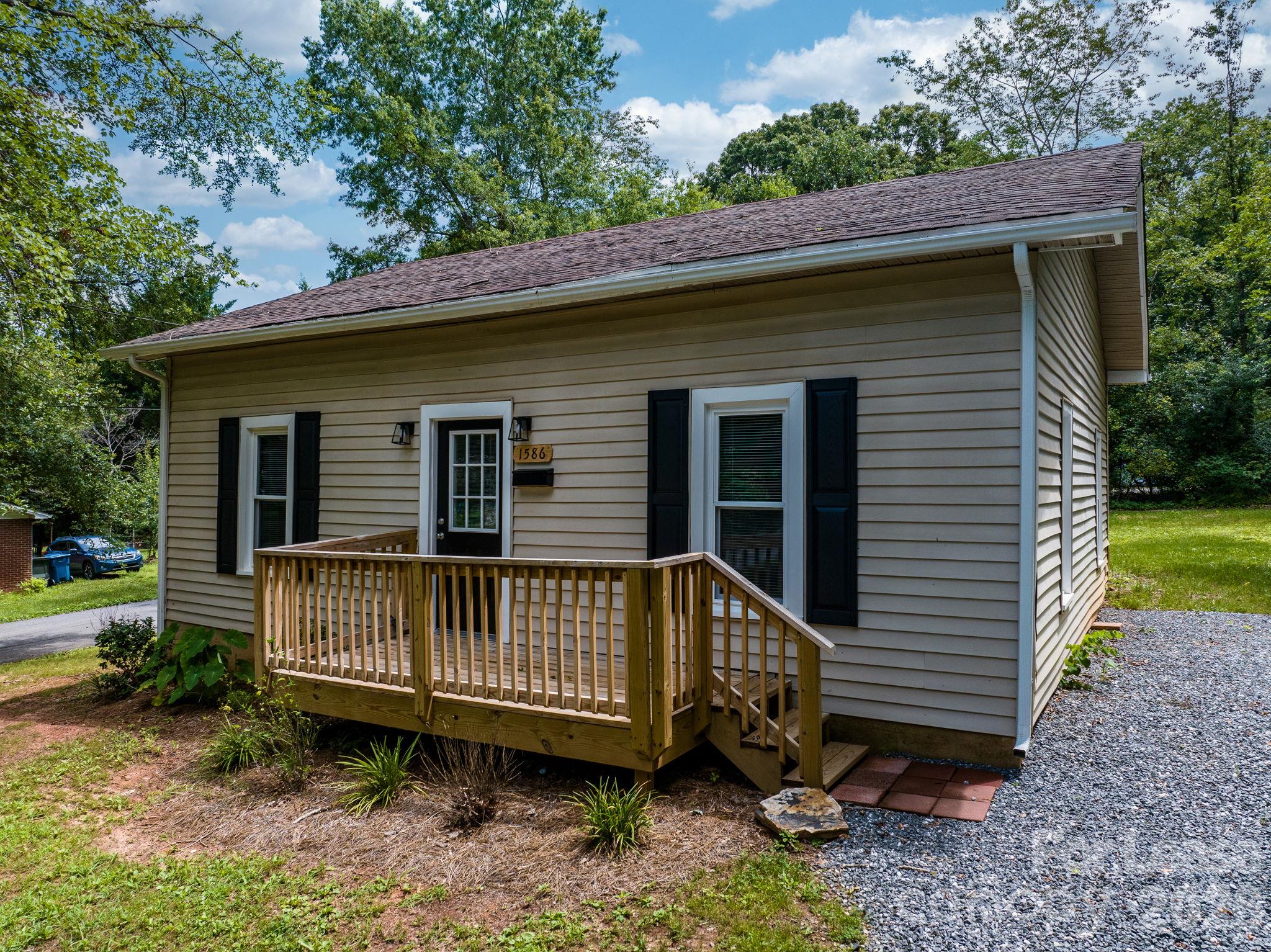 Single Family Residence at 1586 3rd Street Drive NE, Hickory, photo 5 of 48