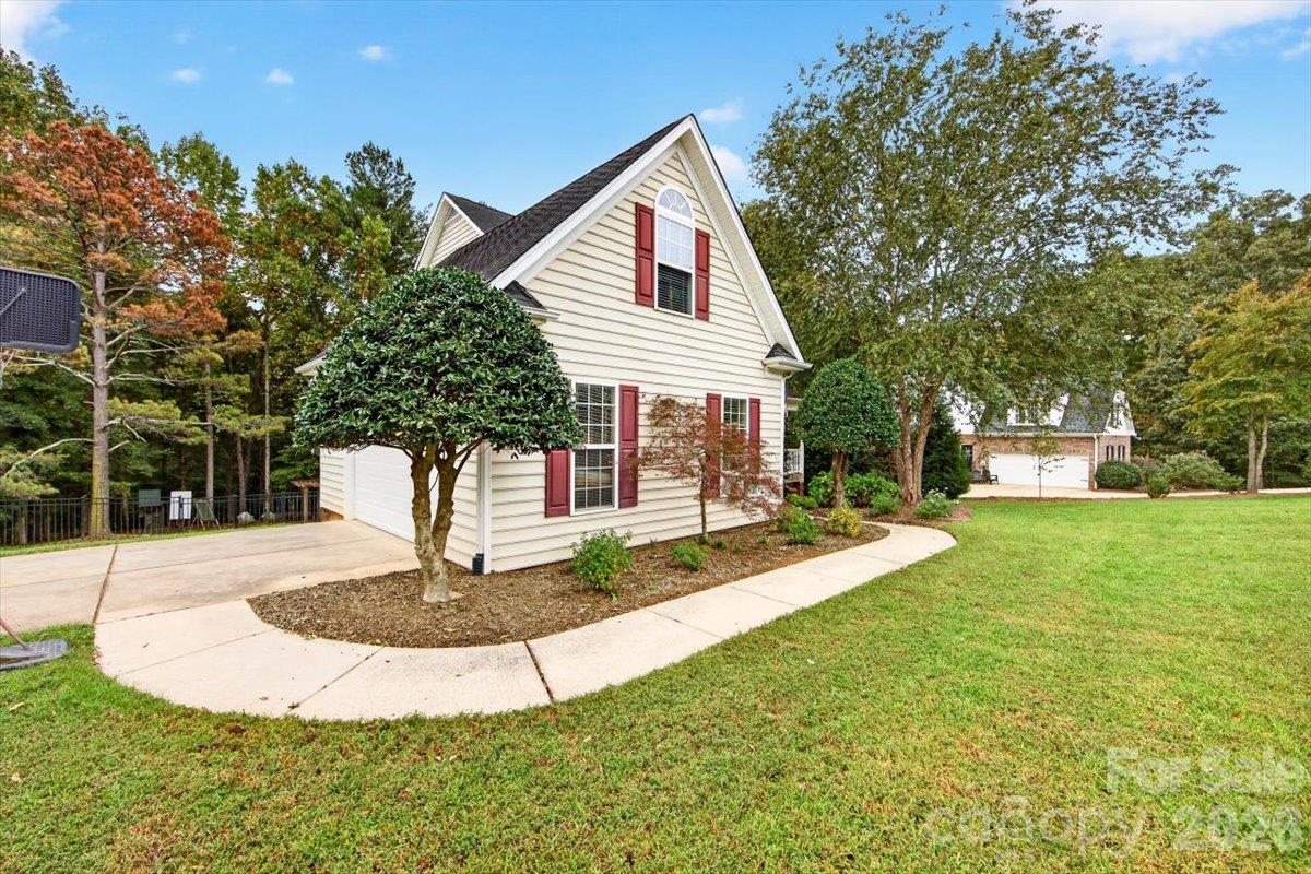 Single Family Residence at 8705 Dartmoor Place, Charlotte, photo 4 of 44