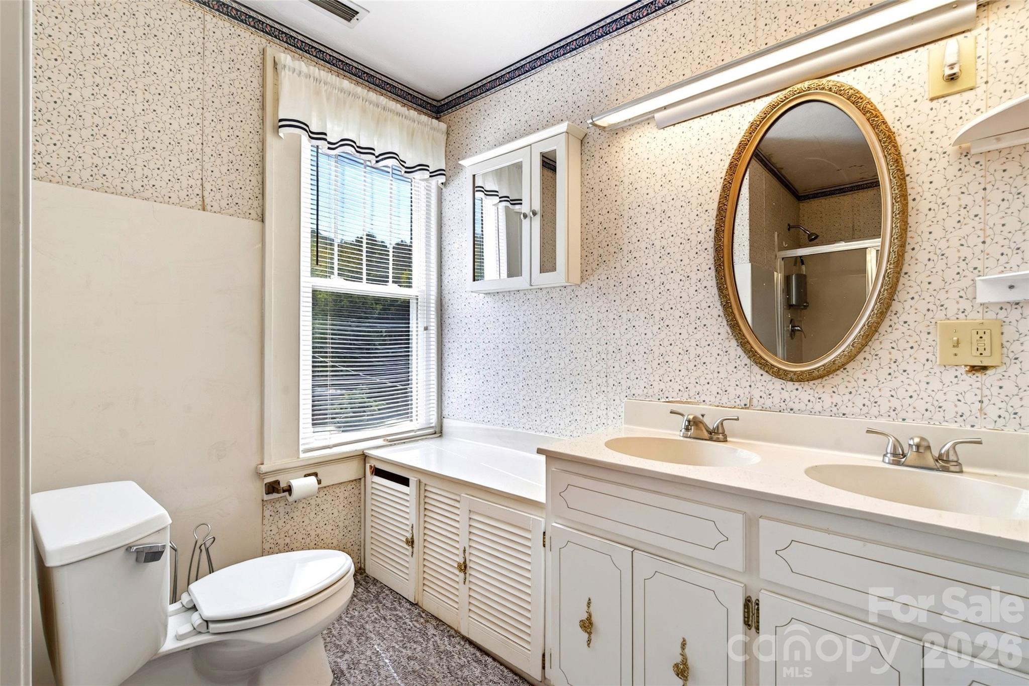 Upstairs bathroom - 606 A Rutherford Road, Marion