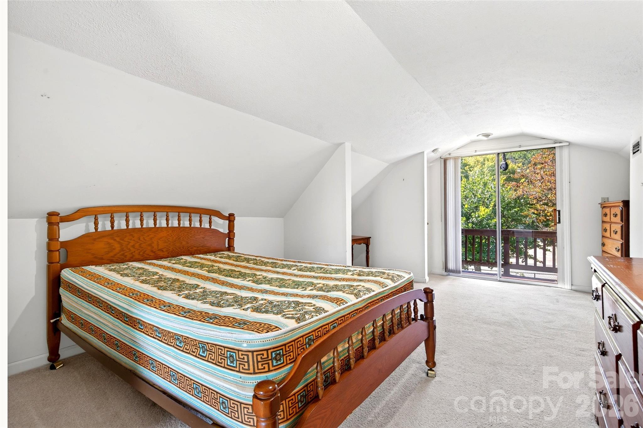 Upstairs bedroom in guest house - 606 A Rutherford Road, Marion