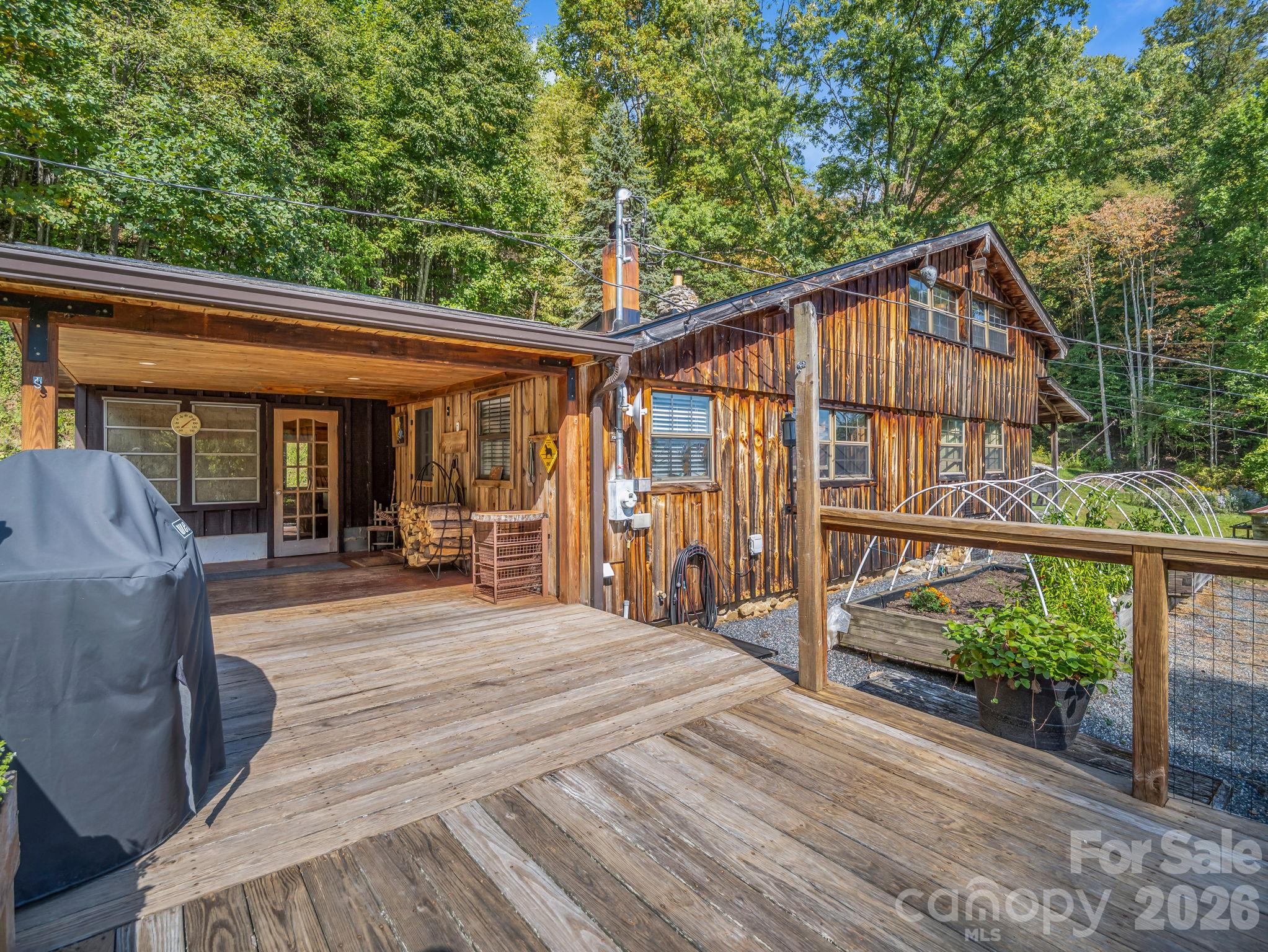 Wonderful outdoor living space! Expansive Deck! - 765 Hawk Ridge Lane, Marshall