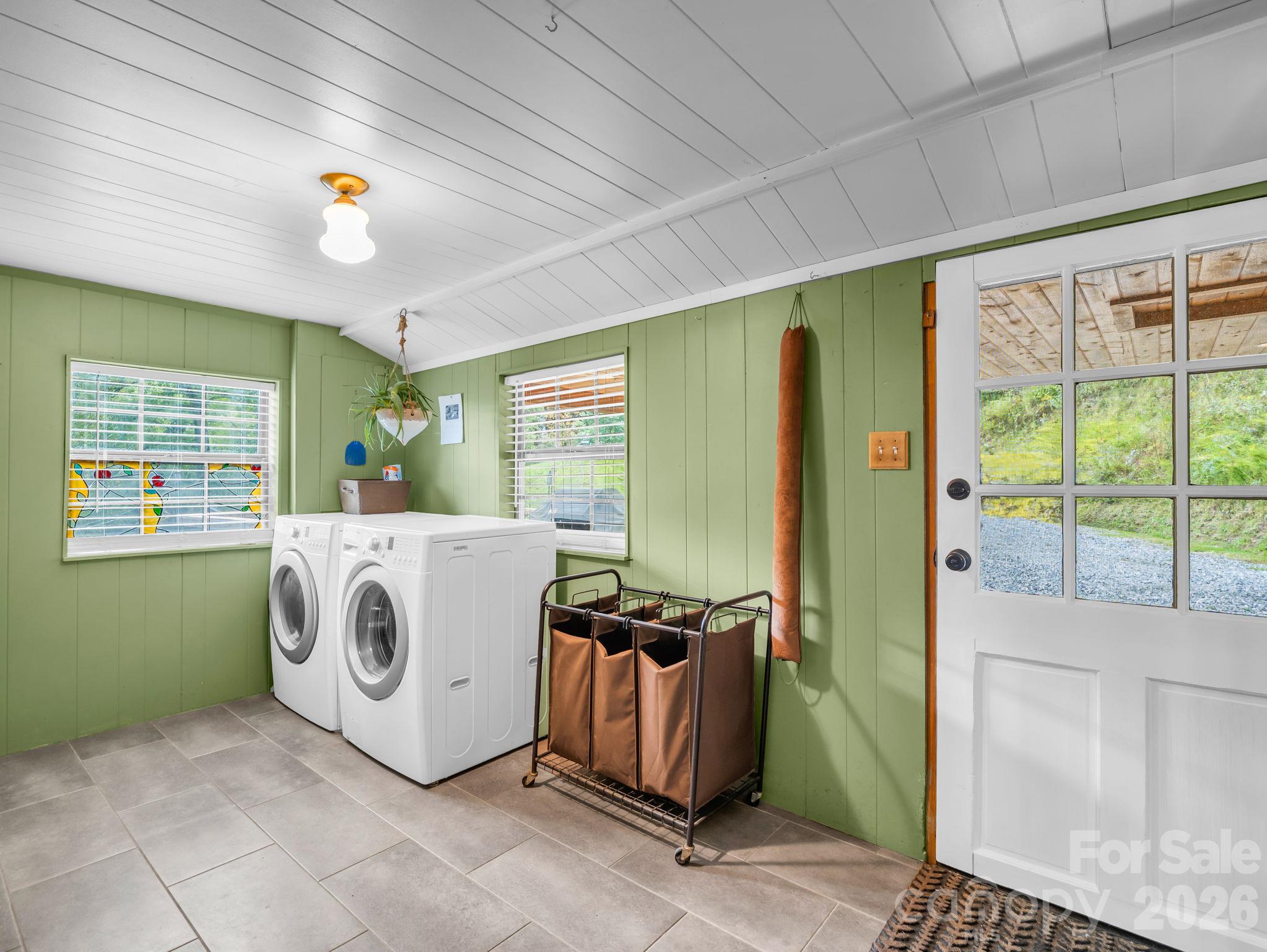 Mud room/laundry room as you enter through back door - 765 Hawk Ridge Lane, Marshall