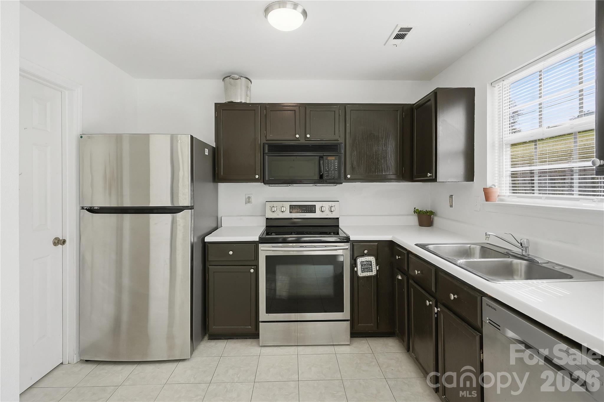 Townhouse at 9678 Old Gate Drive, Charlotte, photo 6 of 23